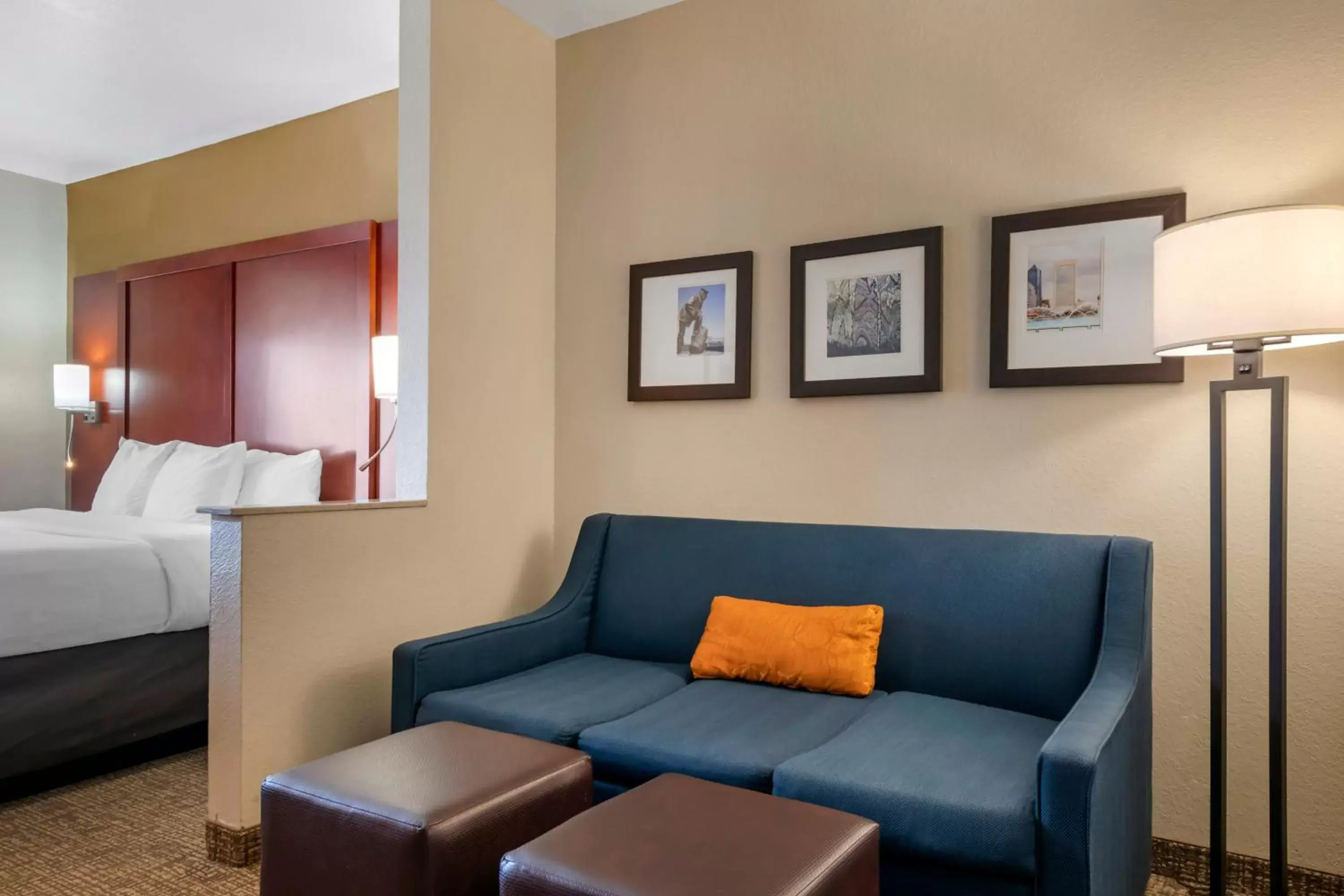 Living room, Seating Area in Comfort Suites West Jacksonville