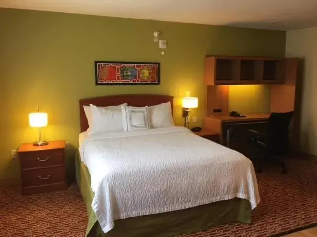 Bed in Hawthorn Suites by Wyndham Cincinnati Northeast/Mason