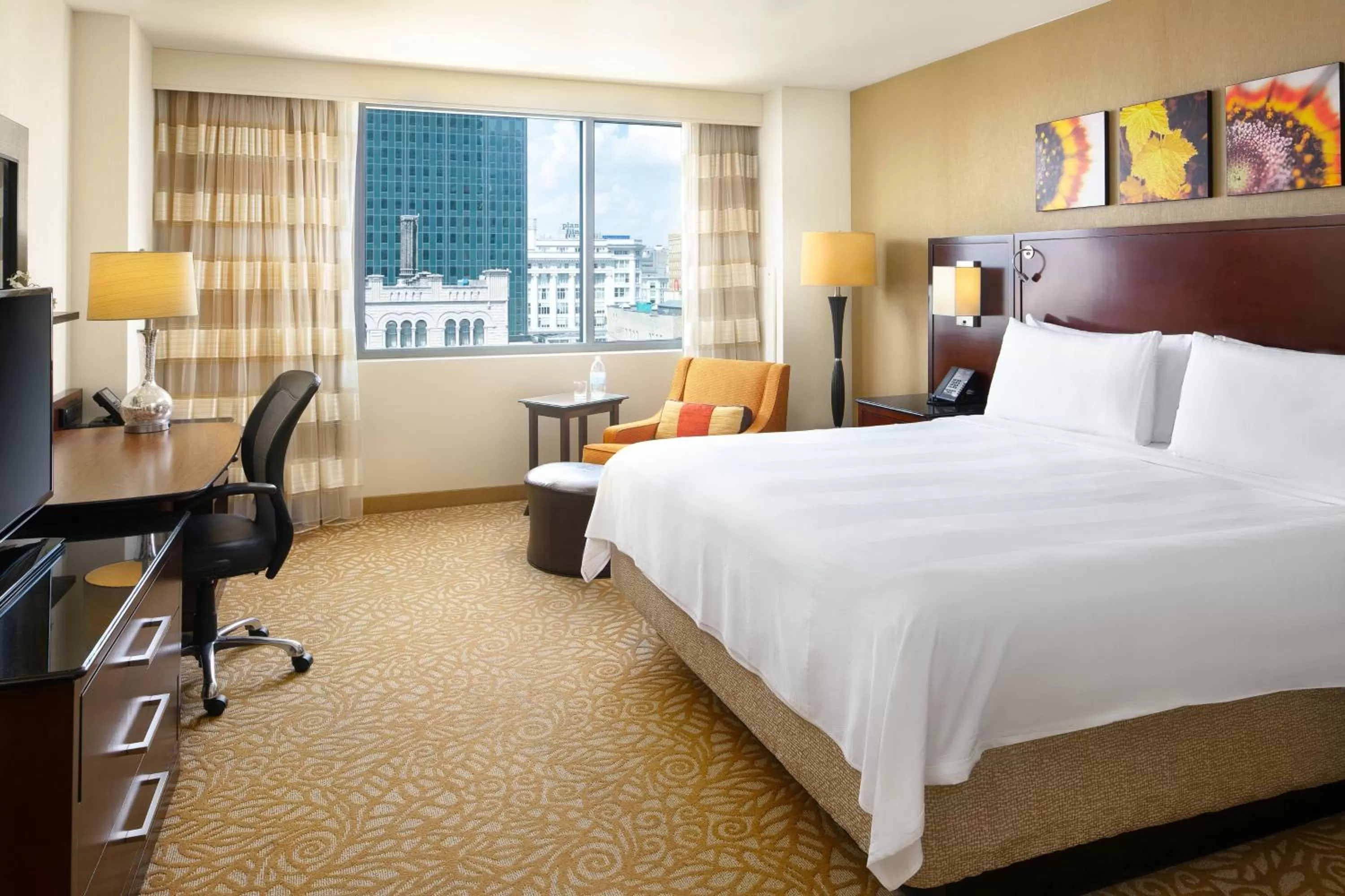 Photo of the whole room, Bed in Milwaukee Marriott Downtown