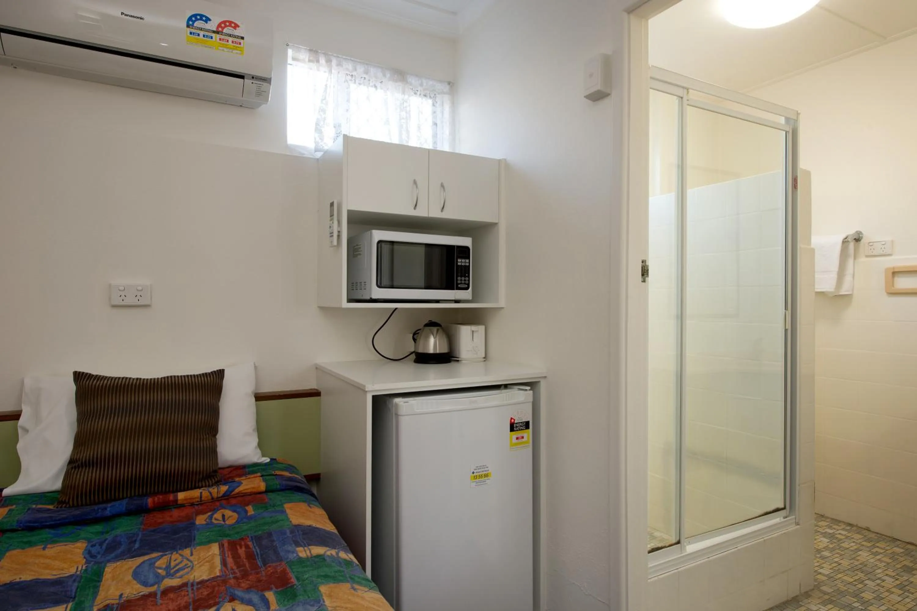 Coffee/tea facilities, Bed in Mineral Sands Motel