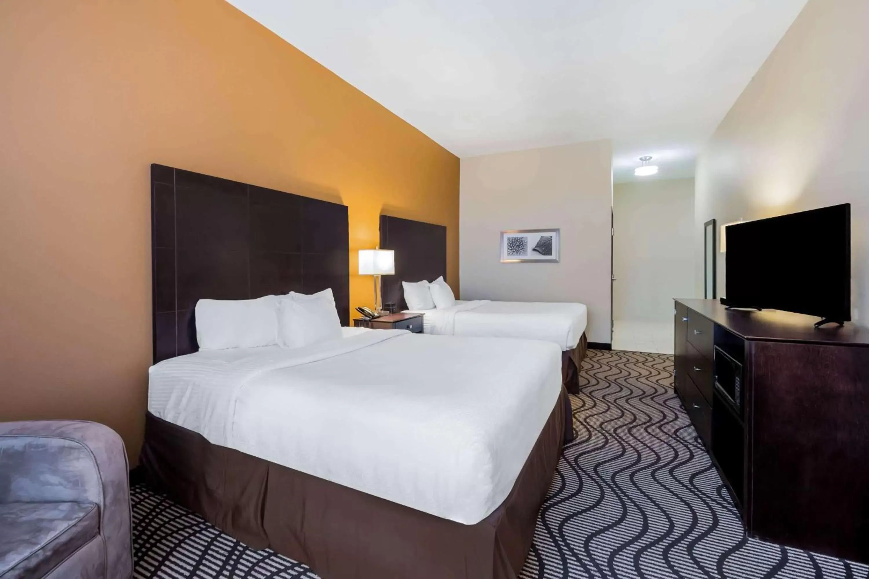 Photo of the whole room, Bed in La Quinta by Wyndham Marshall Photo of the whole room, Bed in La Quinta by Wyndham Marshall