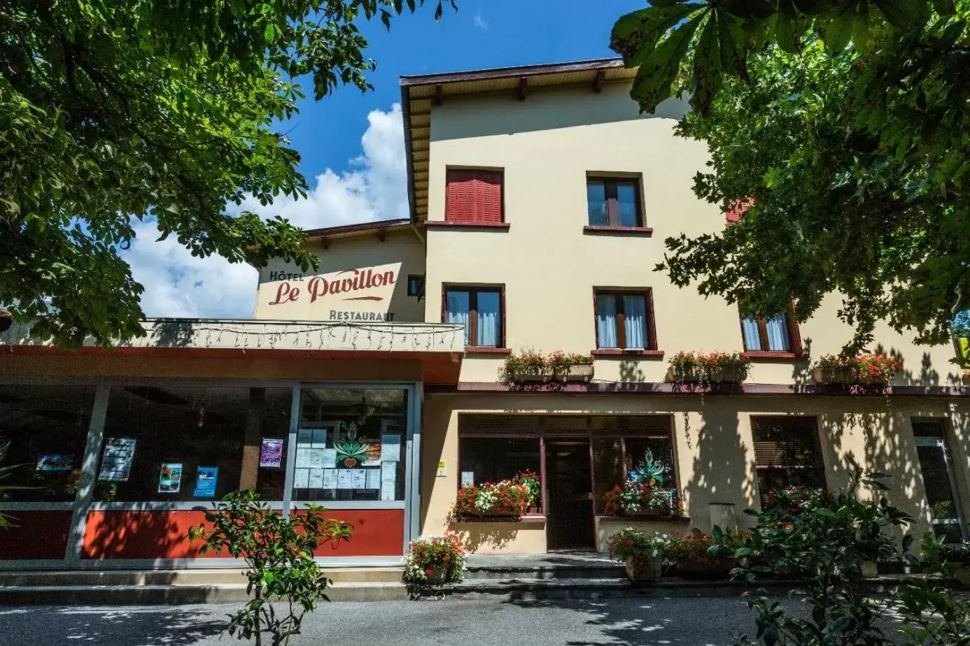 Facade/entrance, Property Building in Hôtel Restaurant Le Pavillon