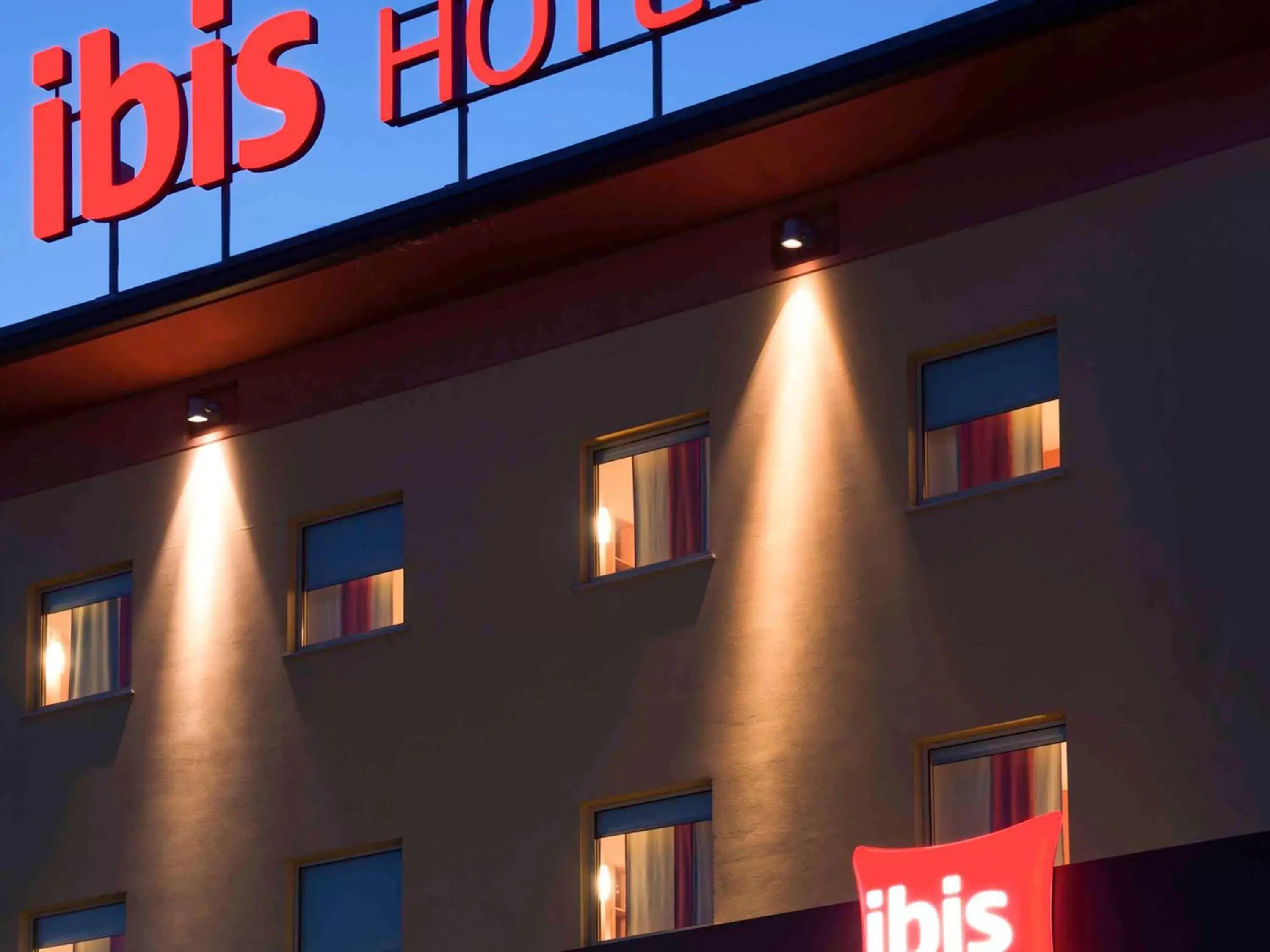 Property Building in Ibis Como