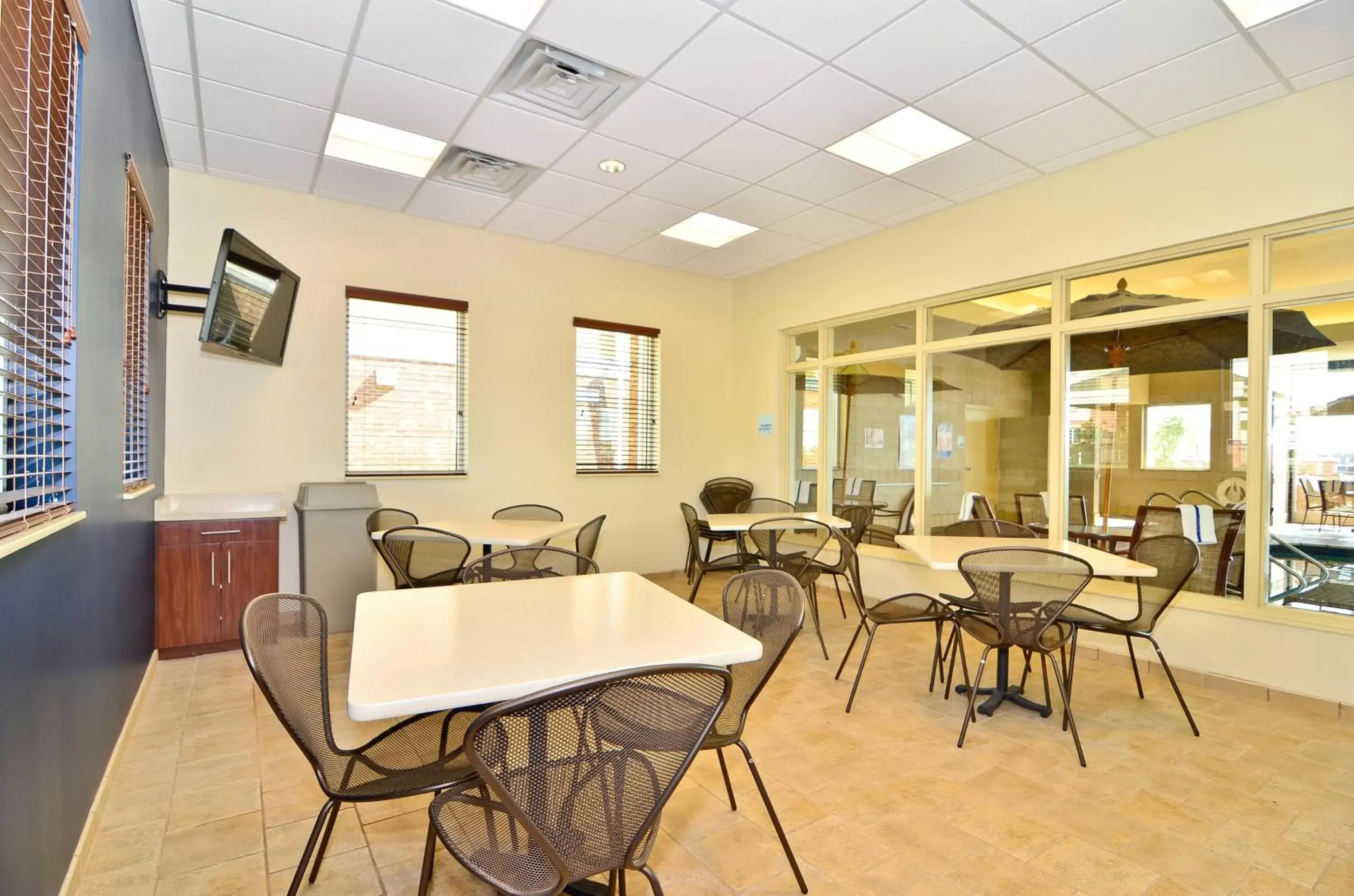 Meeting/conference room, Restaurant/Places to Eat in Holiday Inn Express & Suites - Williston, an IHG Hotel