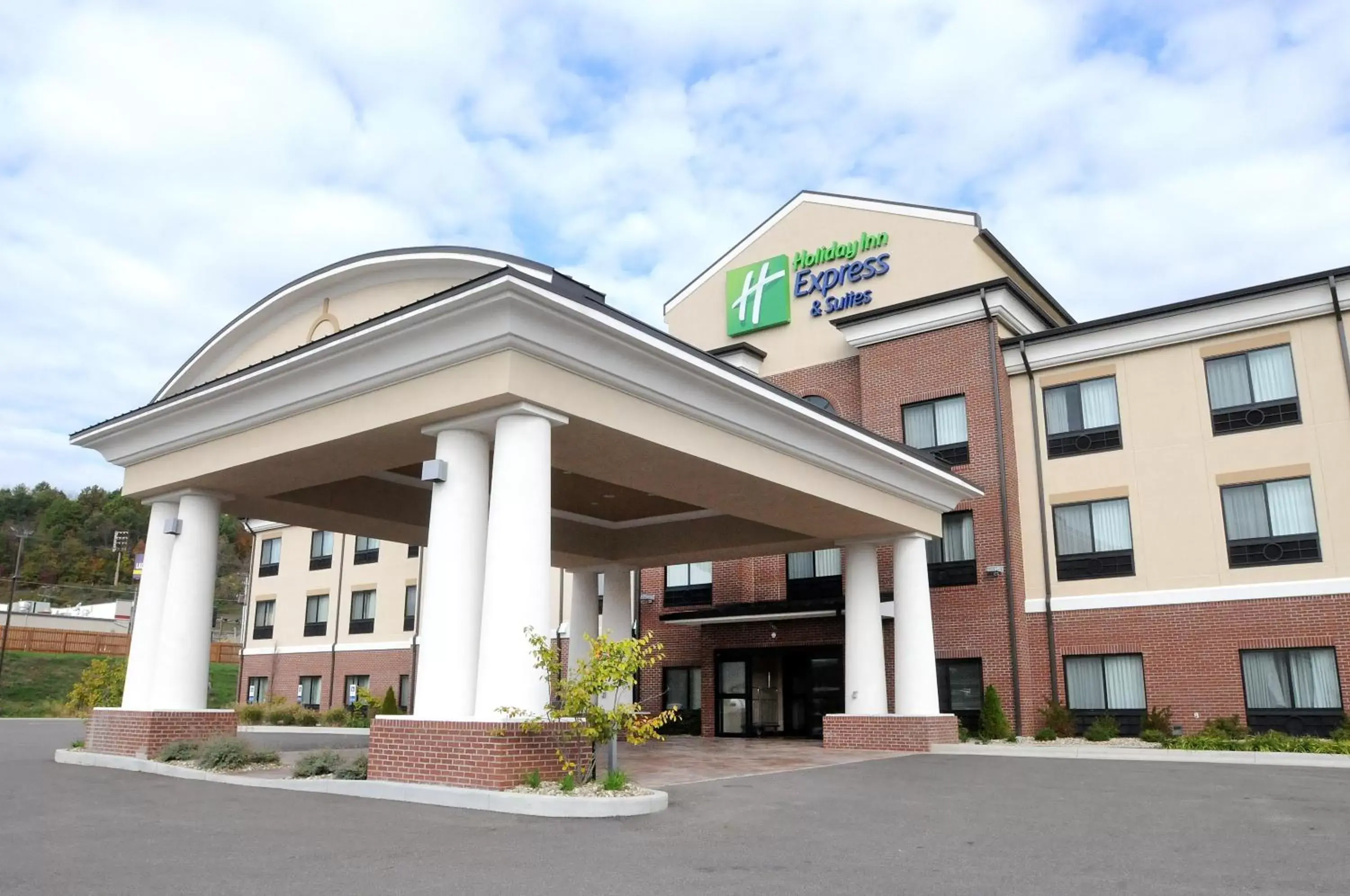 Property Building in Holiday Inn Express & Suites Cambridge, an IHG Hotel