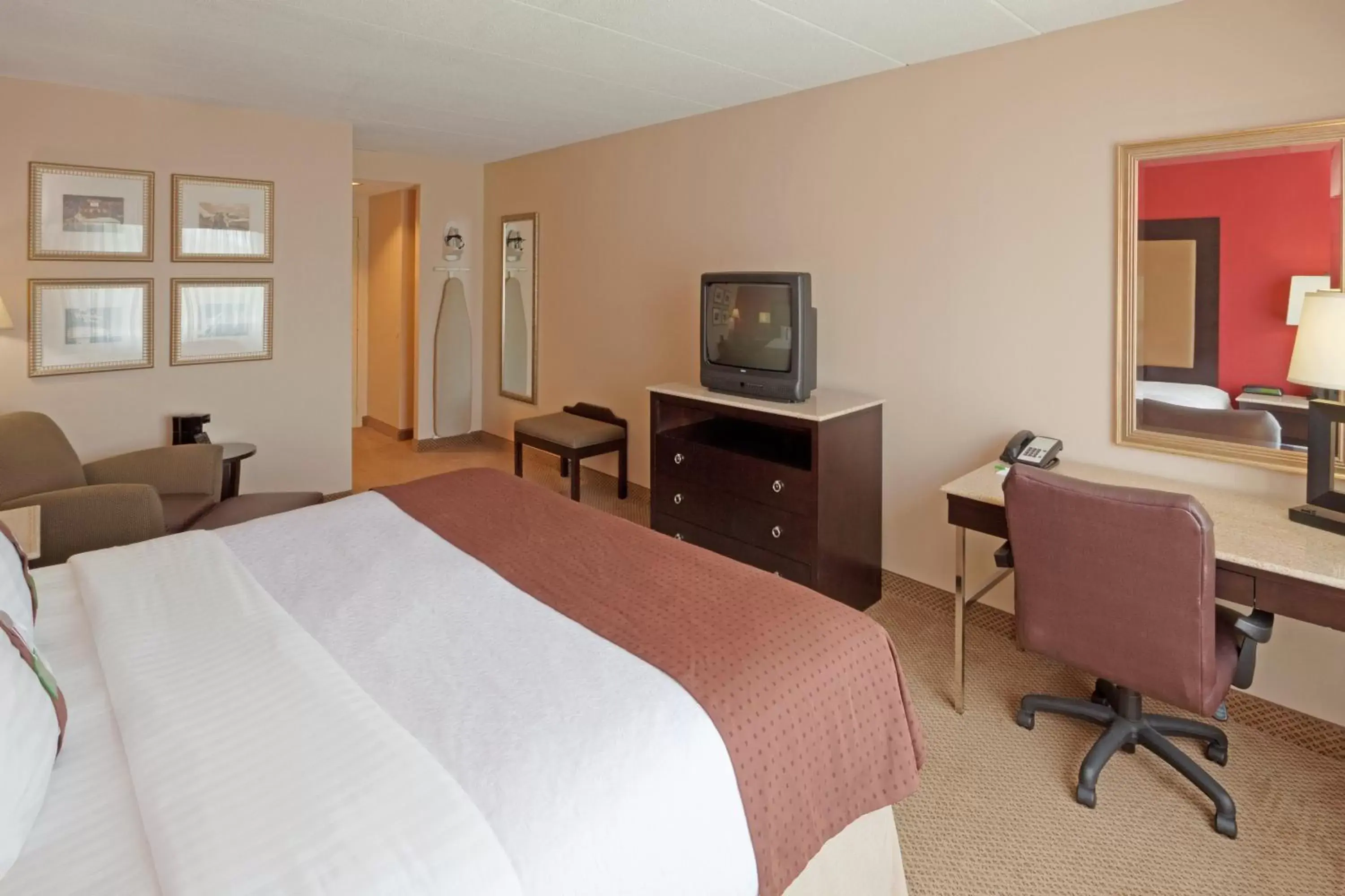 Photo of the whole room, TV/Entertainment Center in Holiday Inn Portsmouth, an IHG Hotel