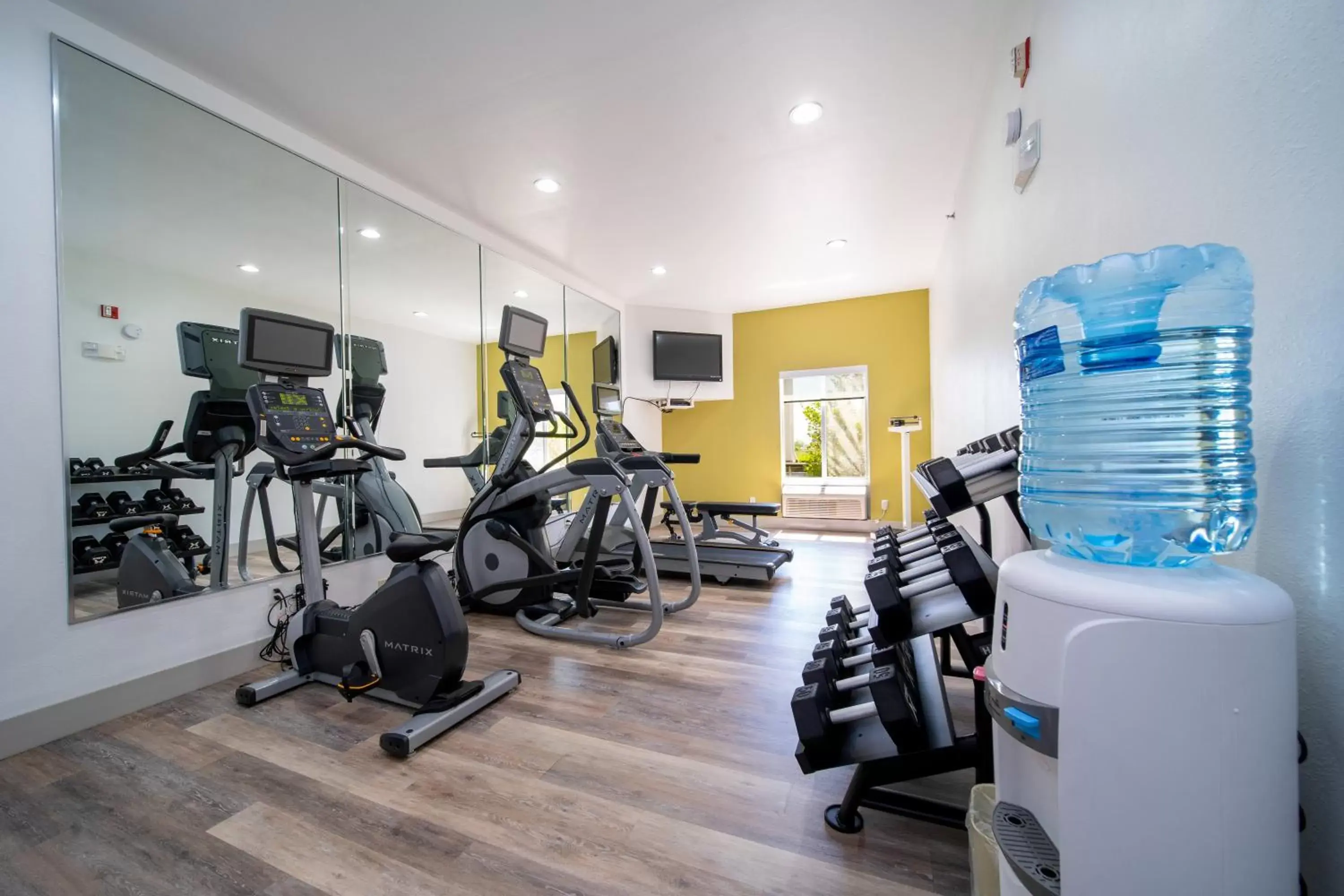 Spa and wellness centre/facilities, Fitness Center/Facilities in Holiday Inn Express Hotel & Suites Bedford, an IHG Hotel