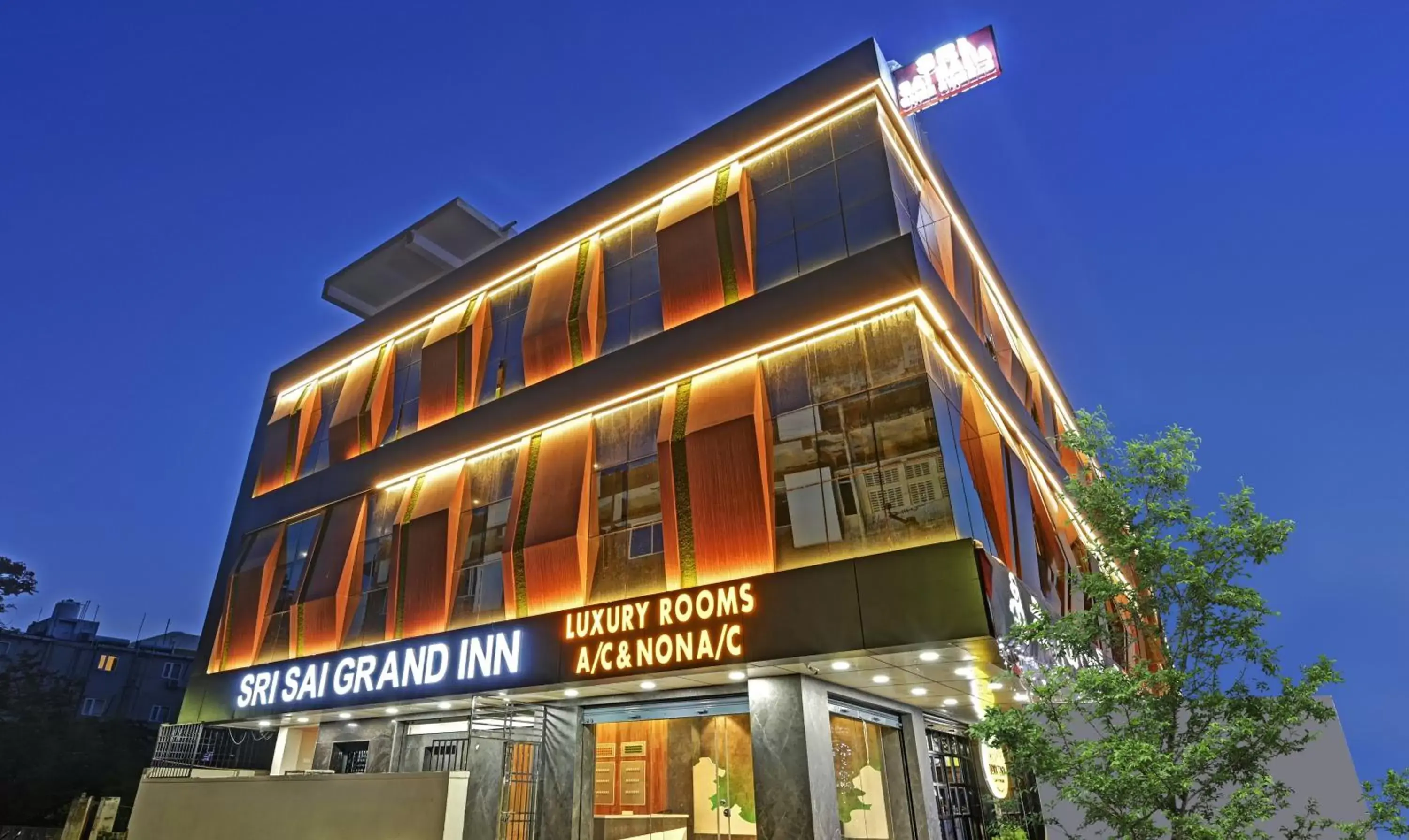 Facade/entrance in Itsy Hotels Sri Sai Grand Inn Facade/entrance in Itsy Hotels Sri Sai Grand Inn