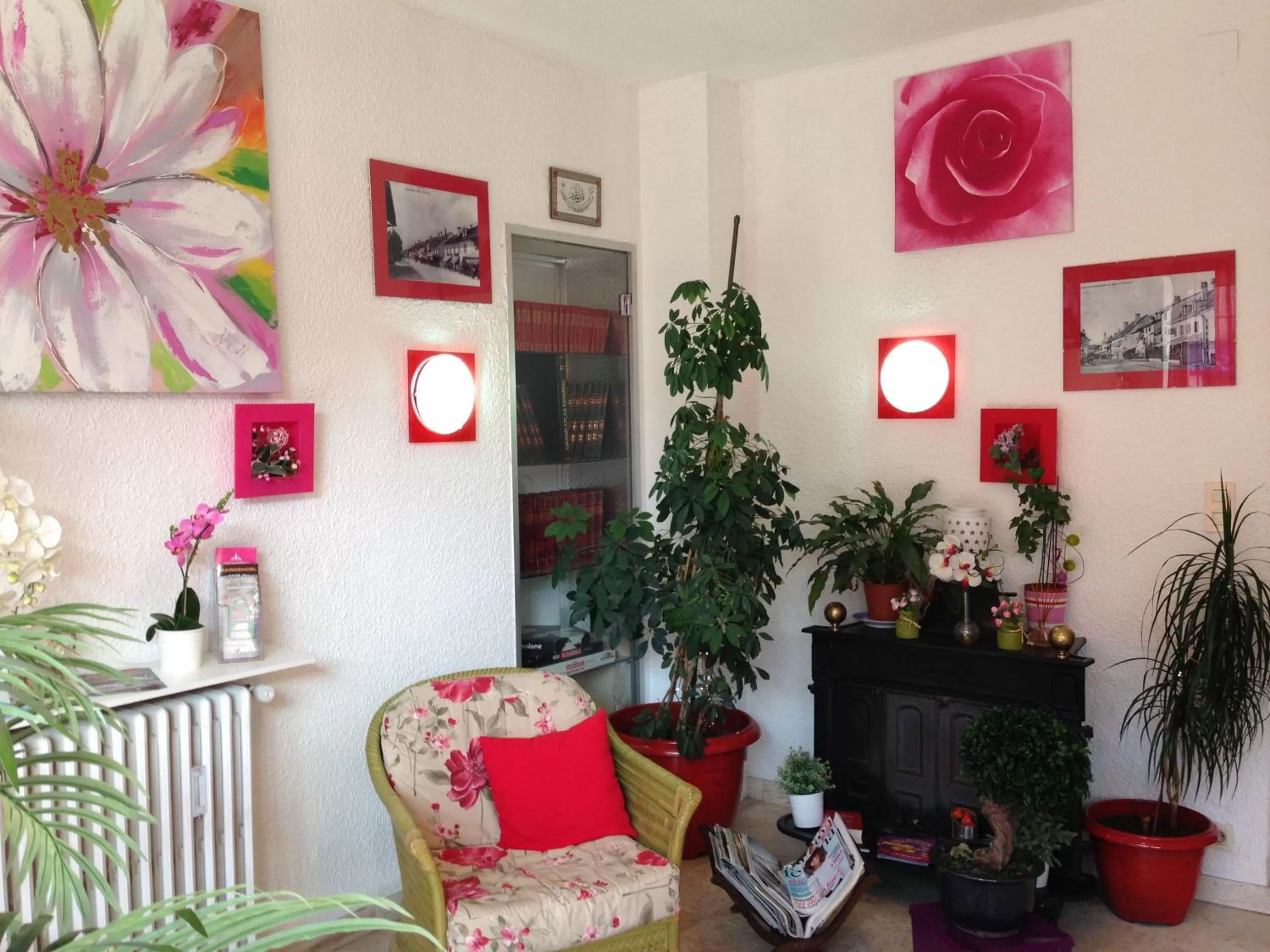 Communal lounge/ TV room in Hôtel de La Poste