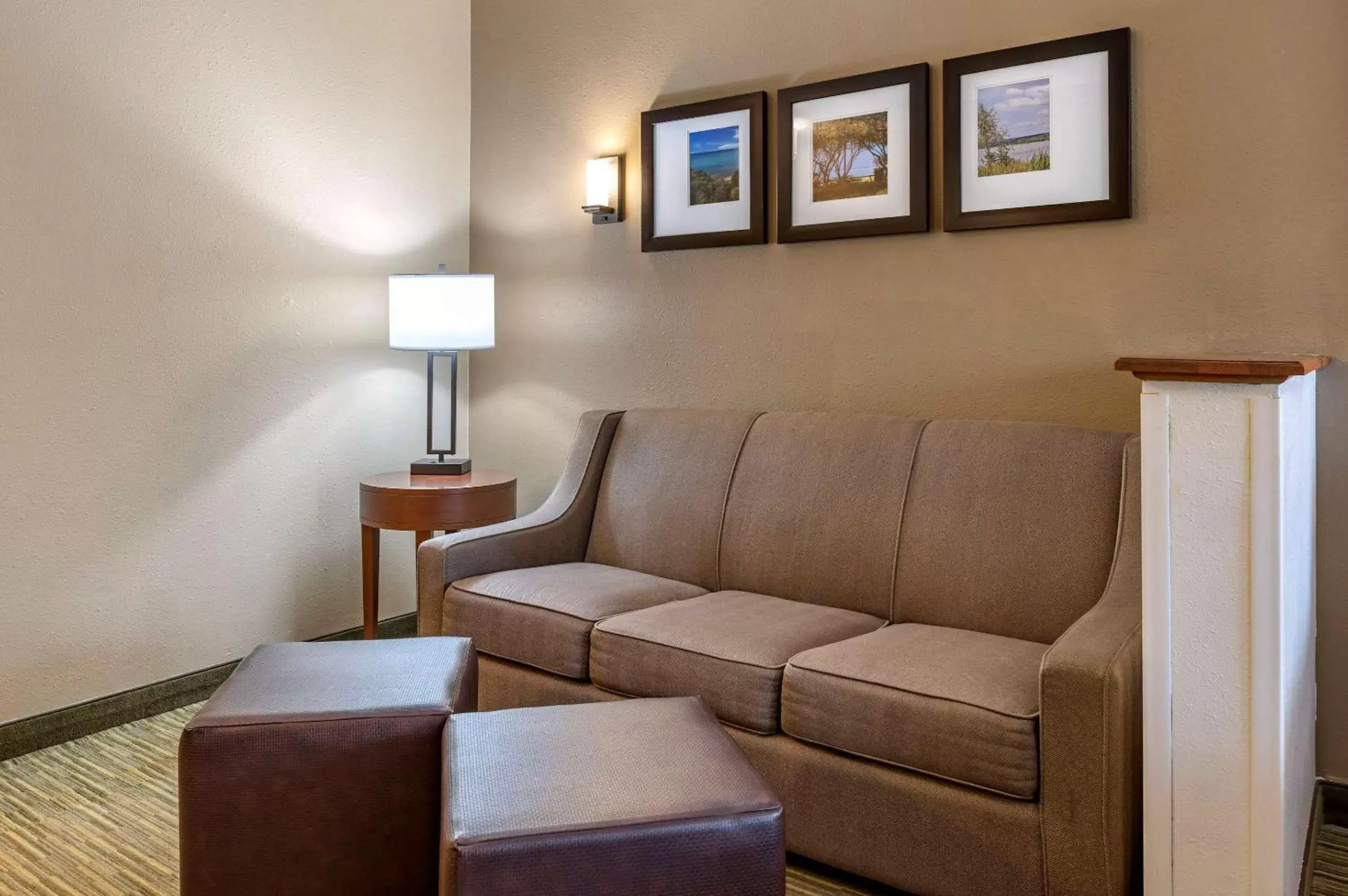 Photo of the whole room, Seating Area in Comfort Suites North Elkhart