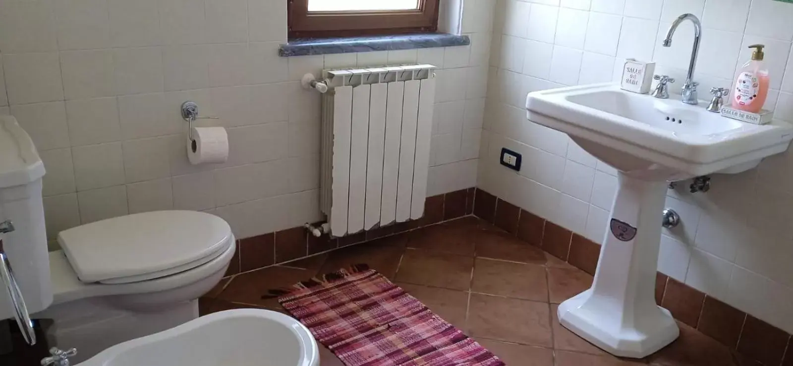 Bathroom in In Vino Veritas