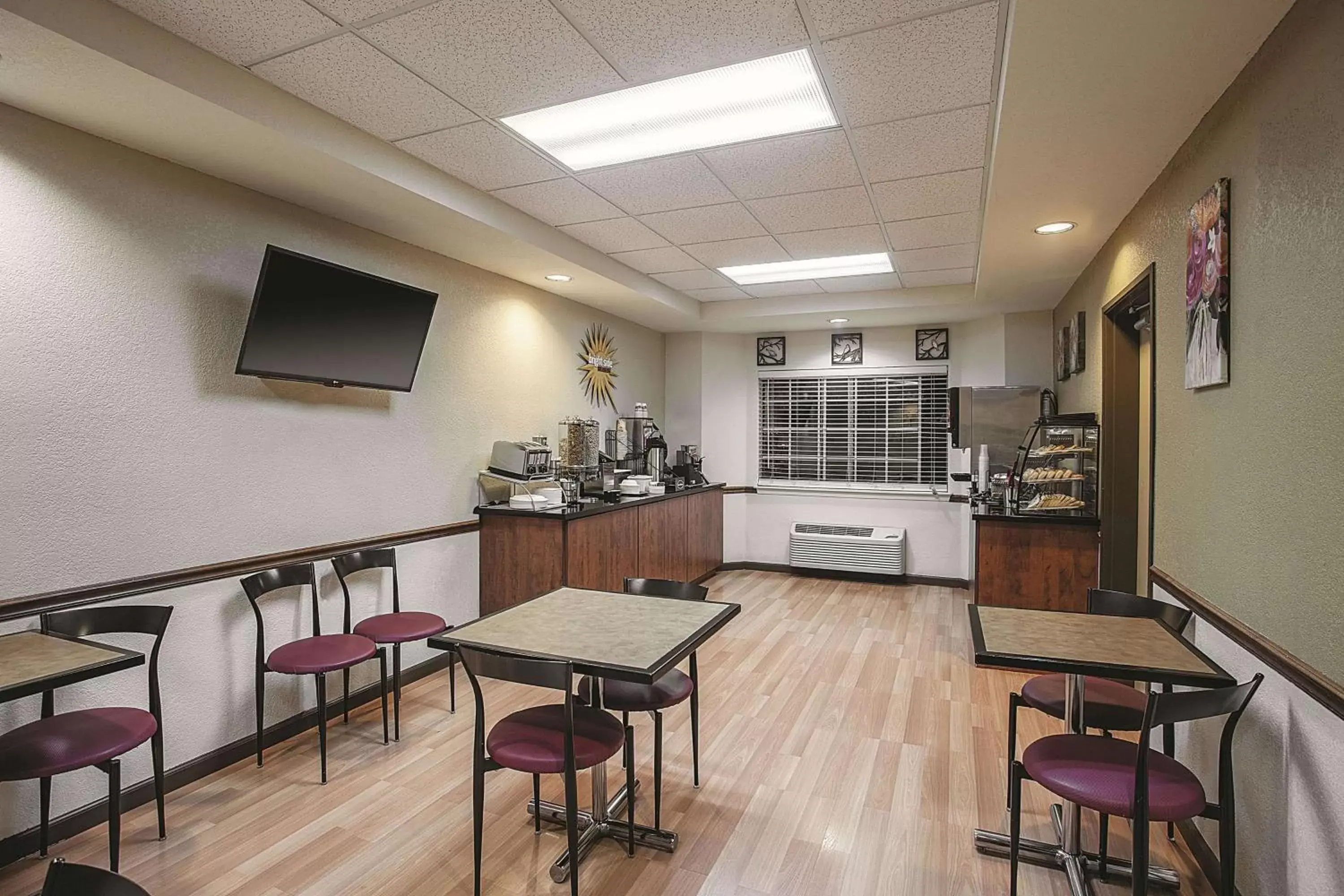 Restaurant/places to eat in La Quinta by Wyndham Davis Restaurant/places to eat in La Quinta by Wyndham Davis