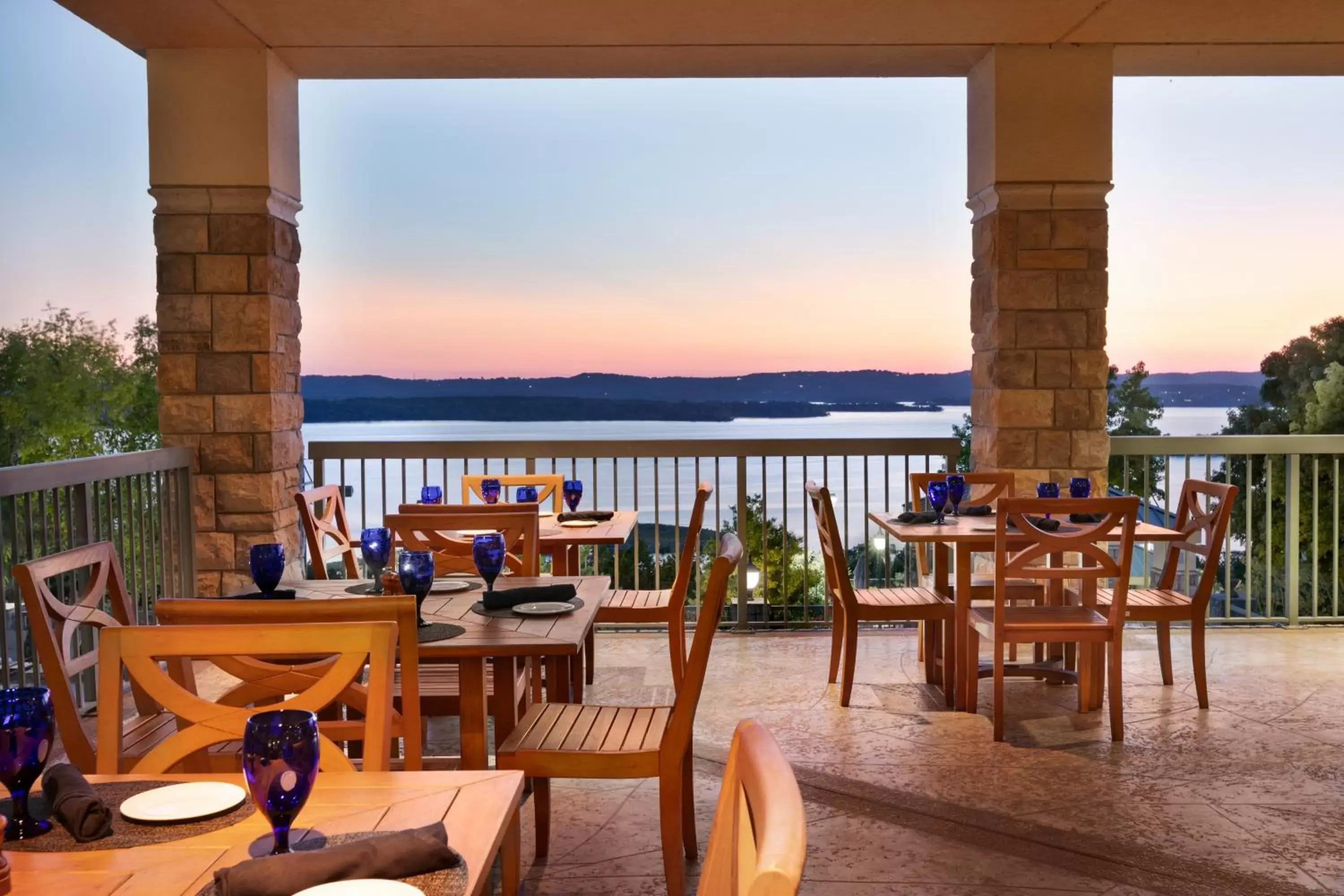 Restaurant/Places to Eat in Chateau on the Lake Resort Spa and Convention Center