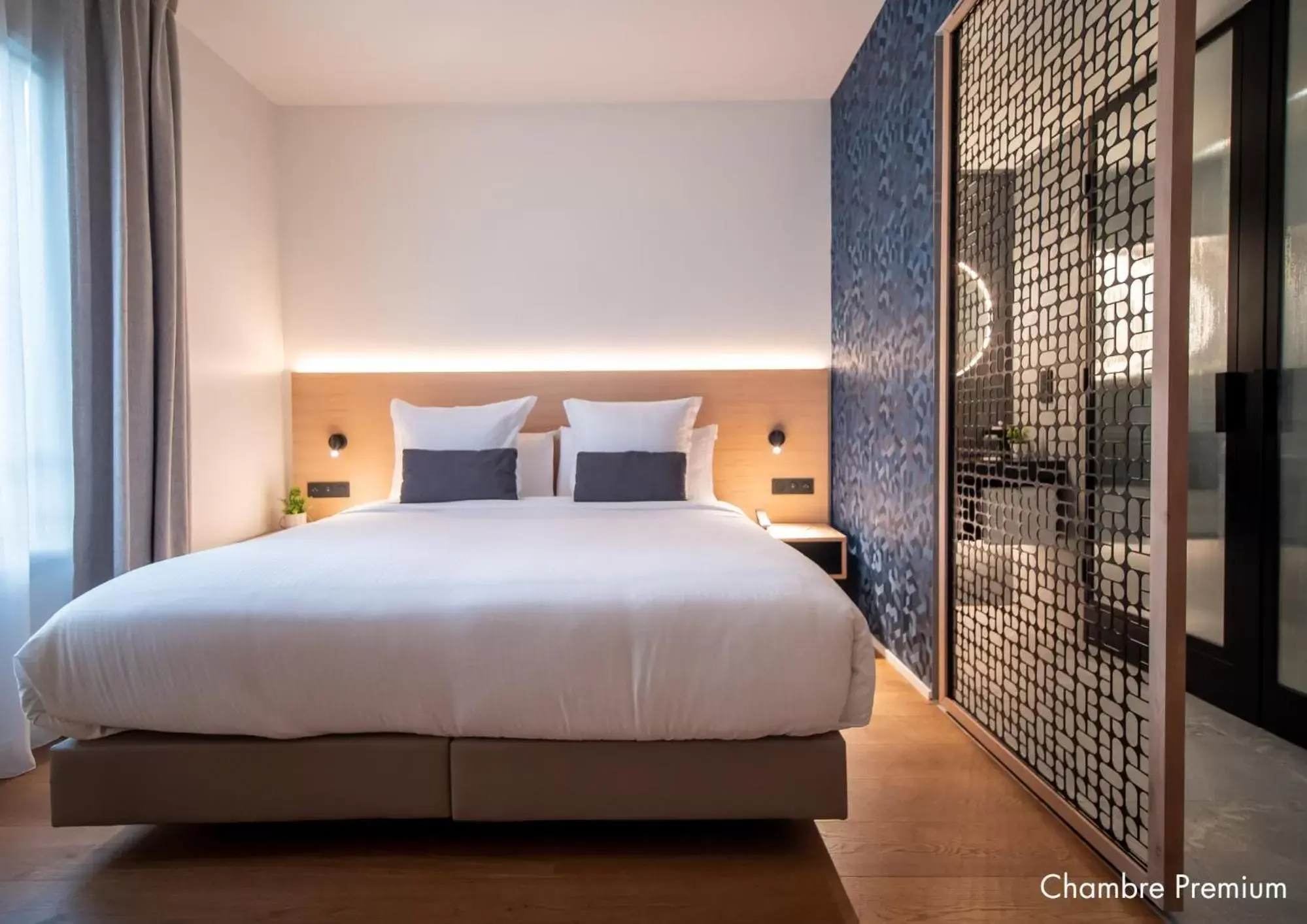 Bedroom, Bed in Paxton Paris MLV