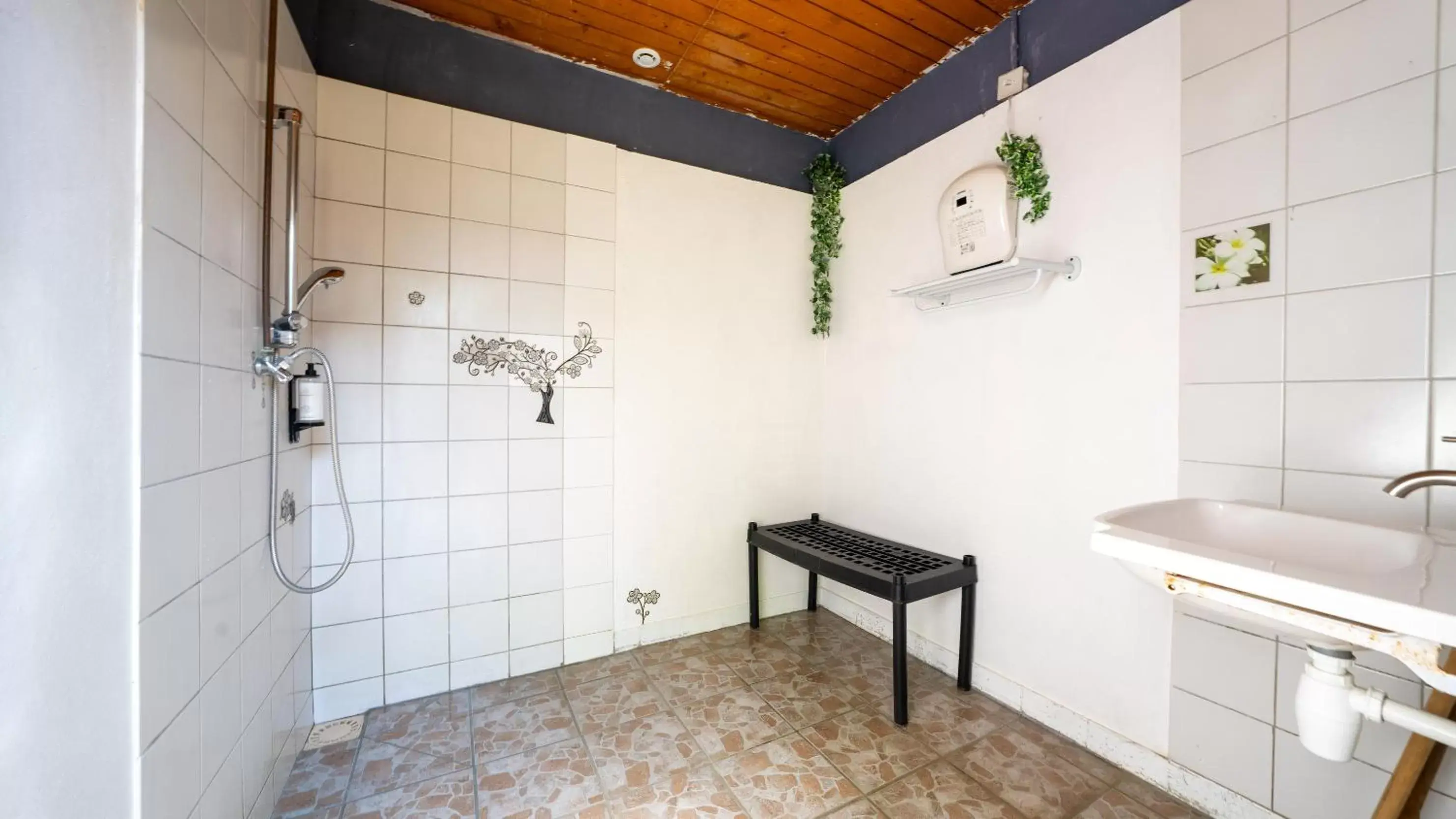 Shower, Bathroom in Le Village de la Champagne - Slowmoov