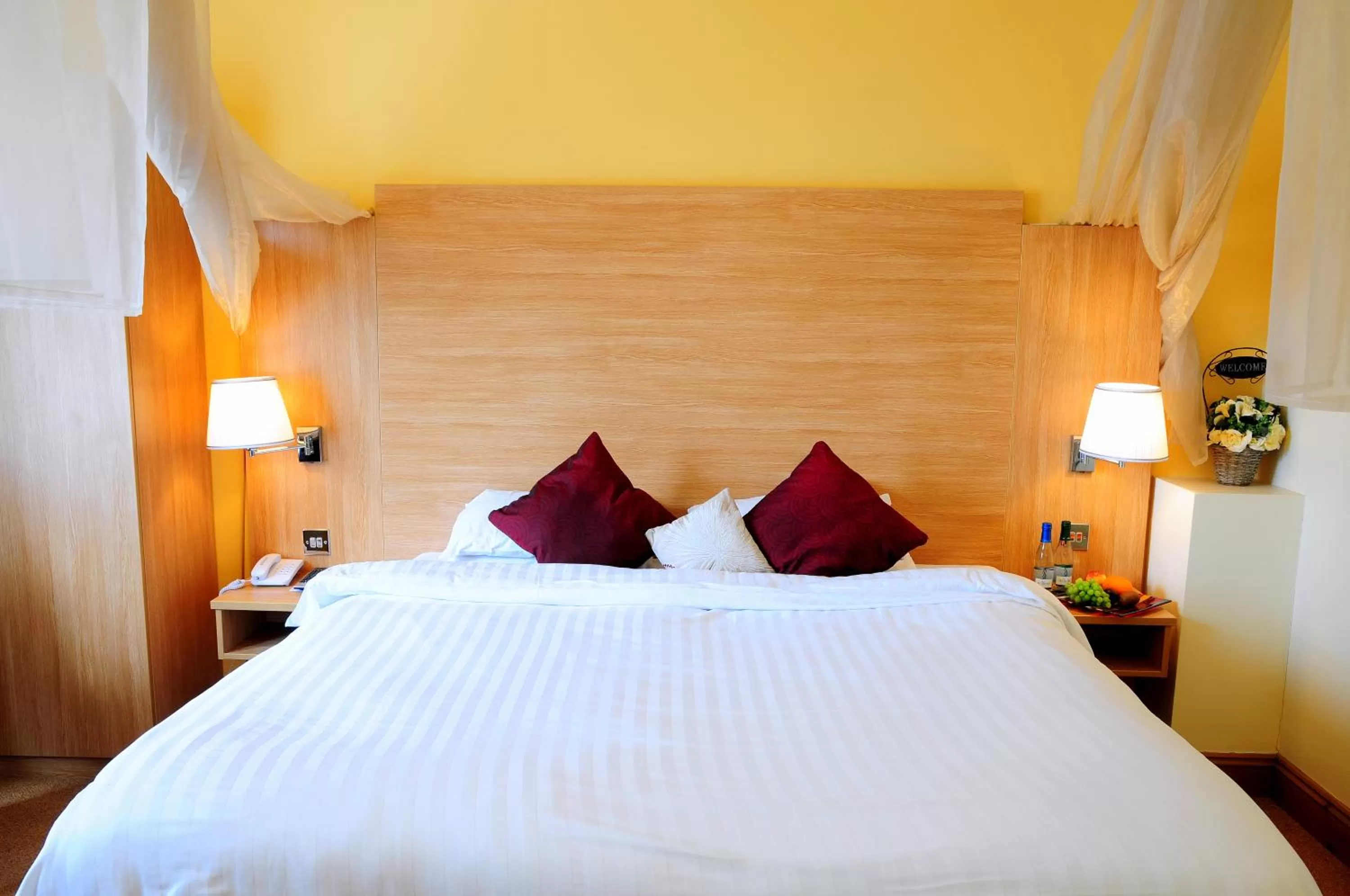 Bedroom, Bed in The Queensgate Hotel