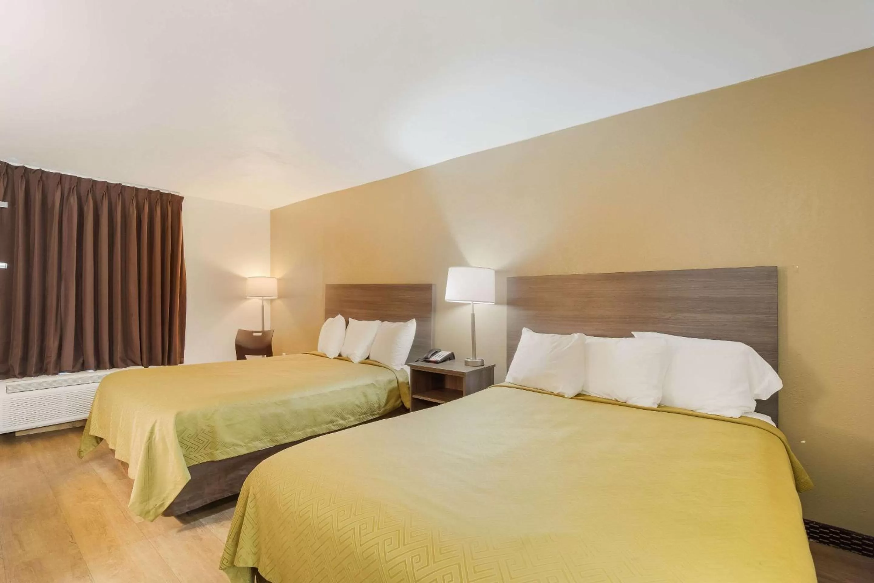 Photo of the whole room, Bed in Econo Lodge