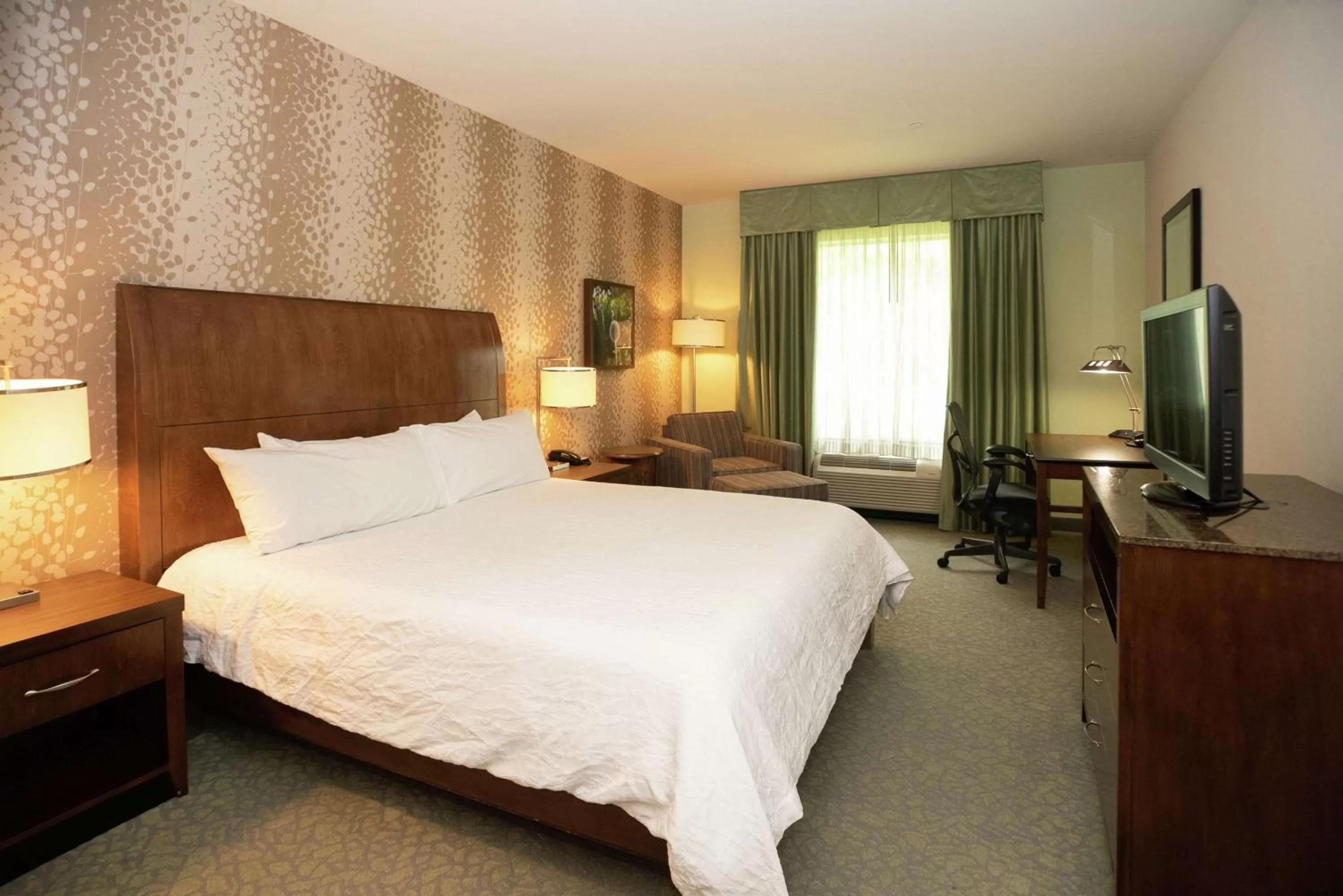 Bedroom, Bed in Hilton Garden Inn Covington/Mandeville