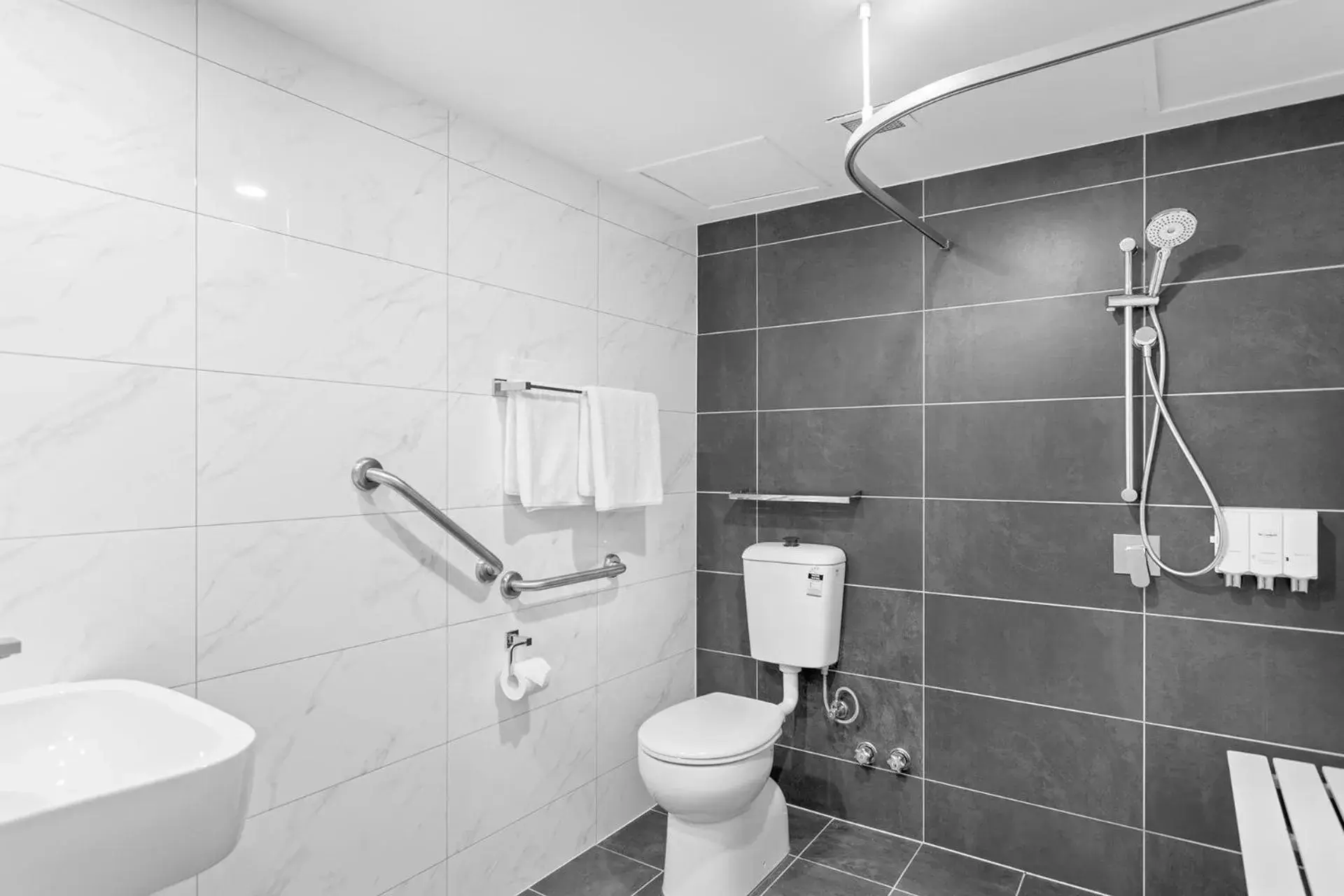 Shower, Bathroom in Landmark Resort