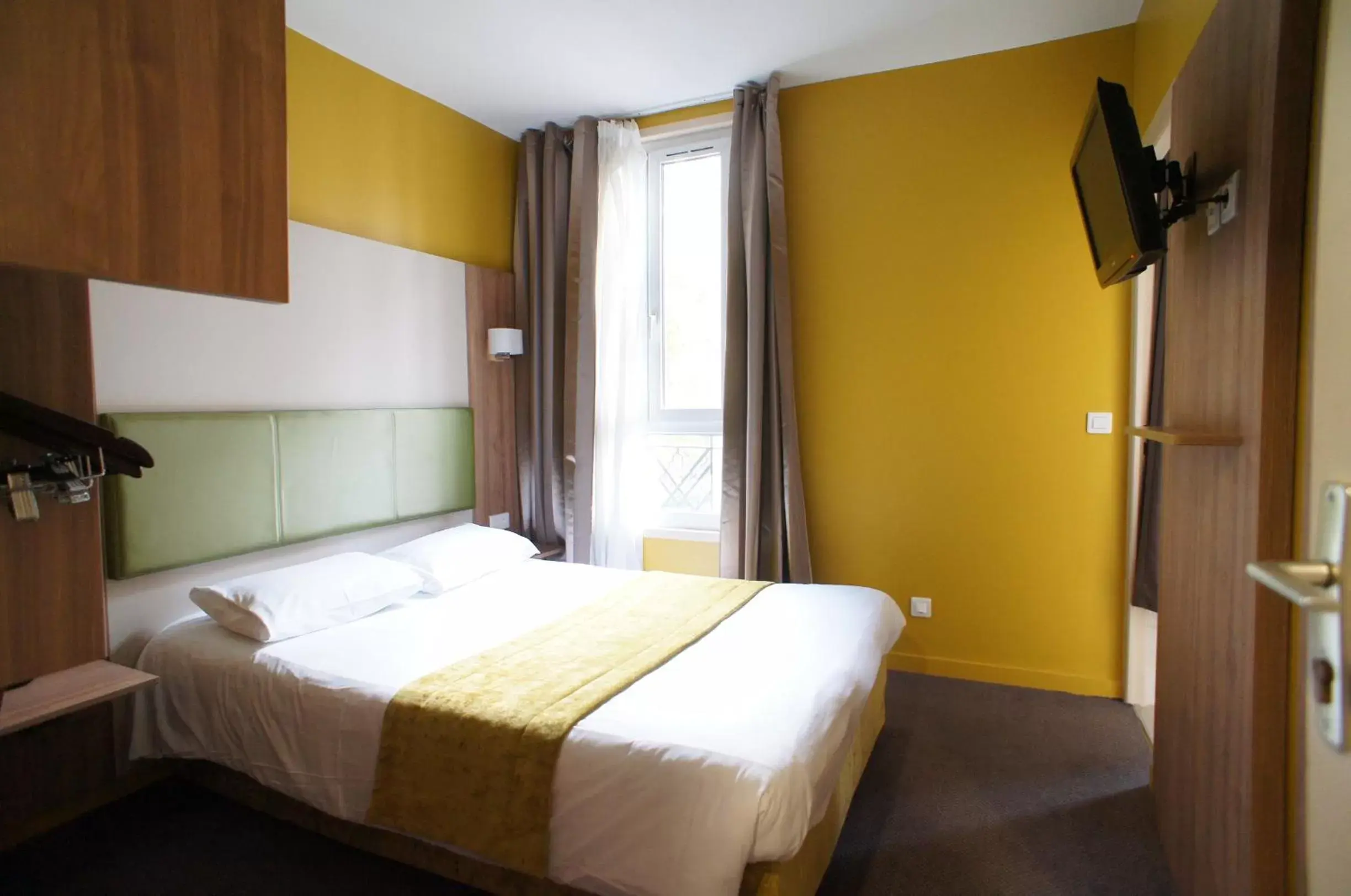 Photo of the whole room, Bed in Hôtel De France