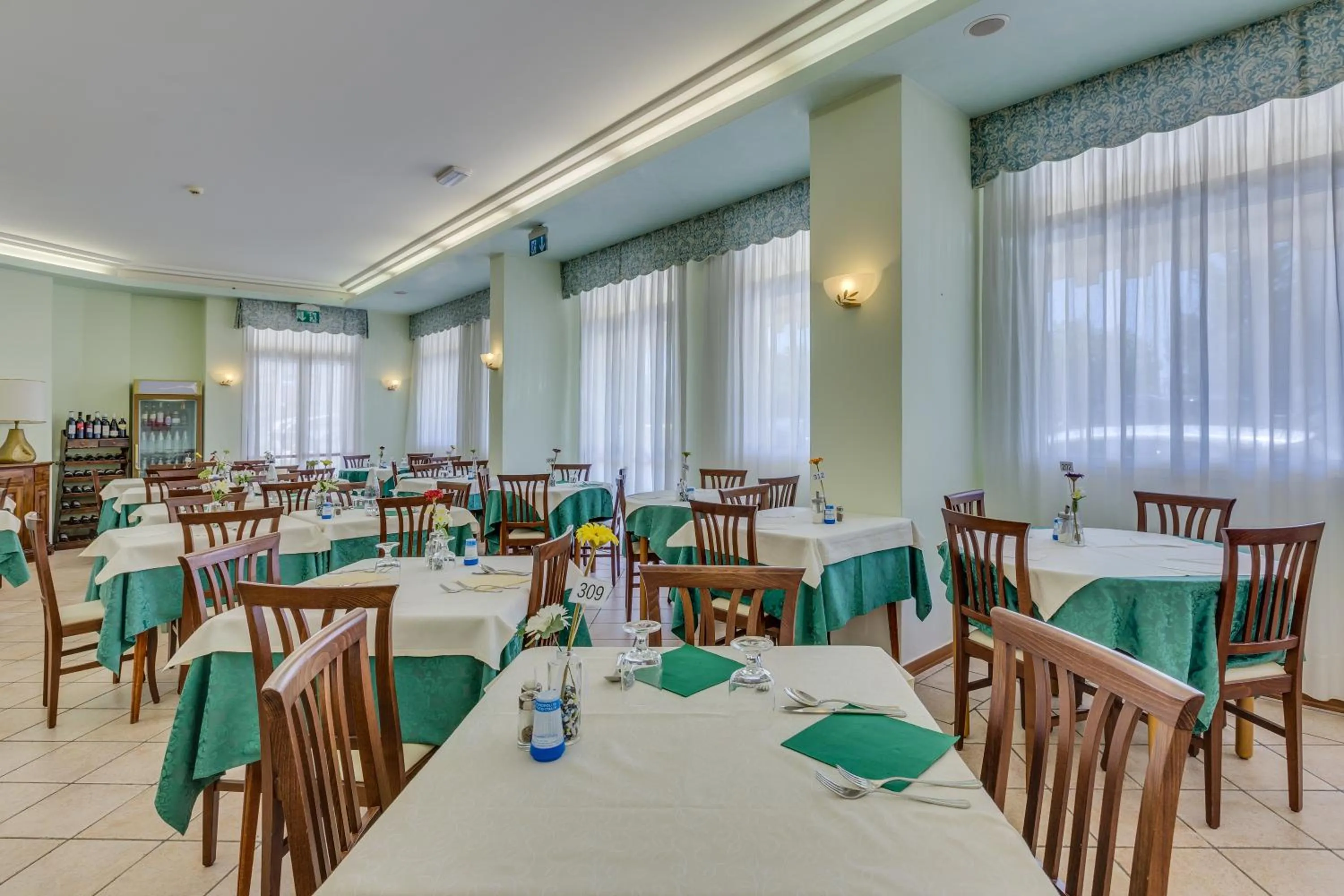 Restaurant/places to eat in Hotel Austria