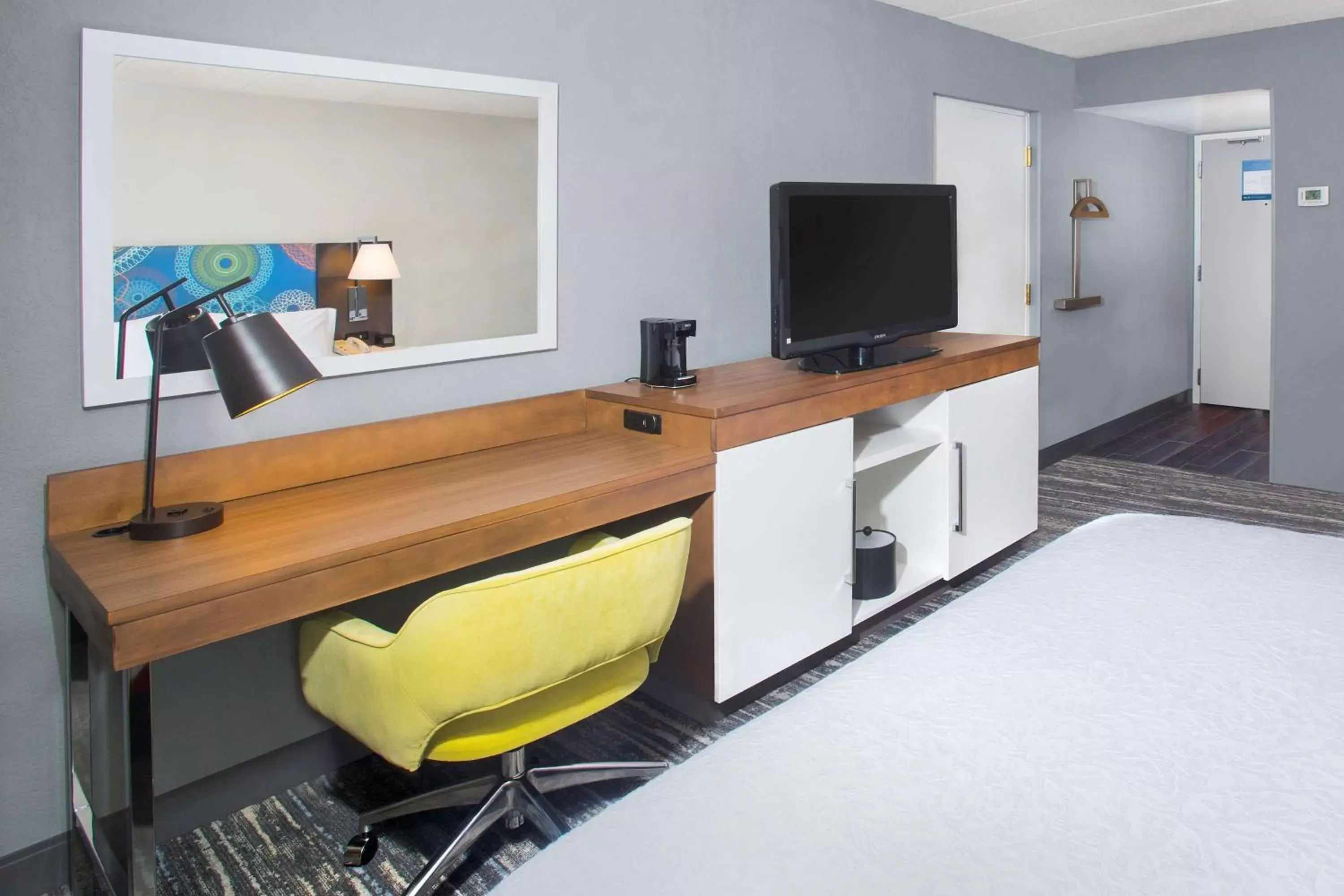 Bedroom, TV/Entertainment Center in Hampton Inn & Suites Annapolis