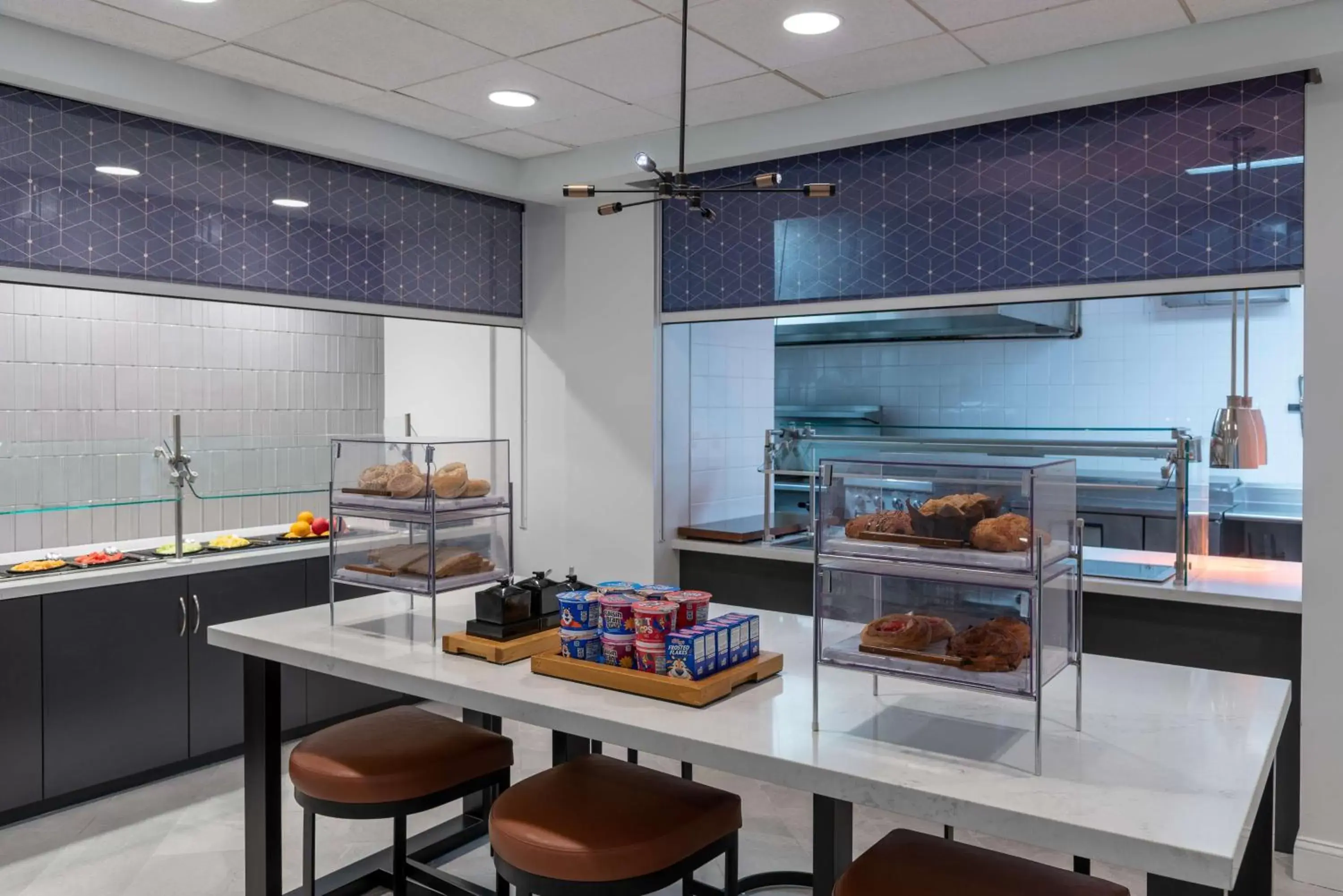 Breakfast, Kitchen/Kitchenette in Hilton Garden Inn Arlington/Courthouse Plaza