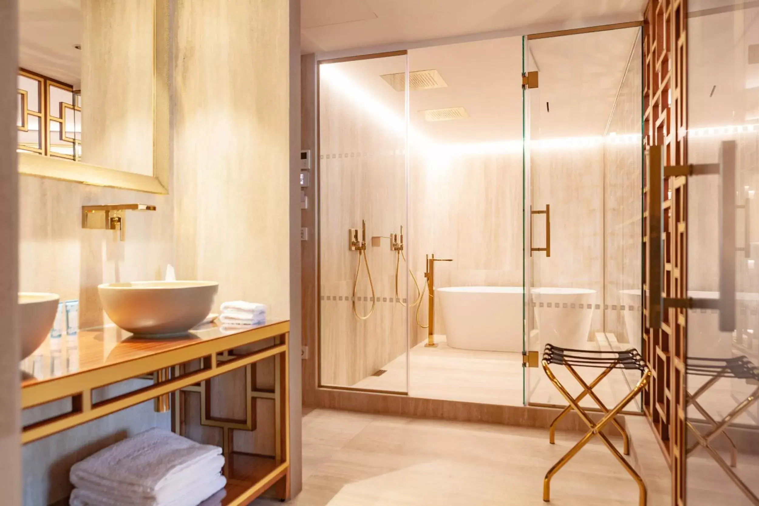Shower, Bathroom in Wine & Books Lisboa Hotel