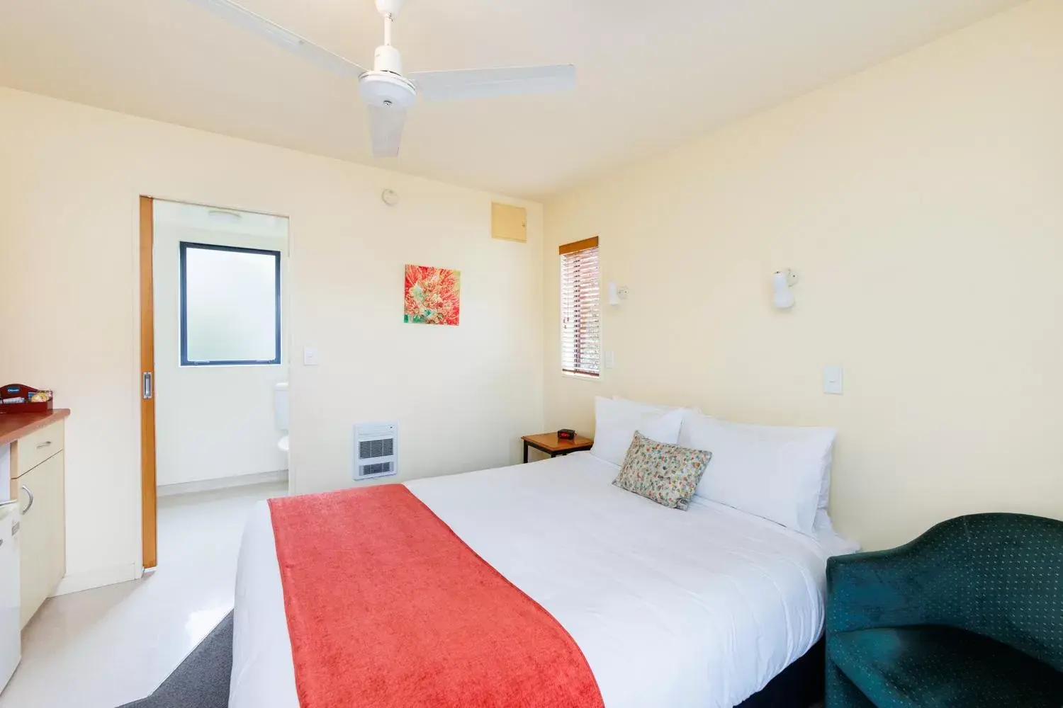 Photo of the whole room, Bed in Bella Vista Motel Palmerston North