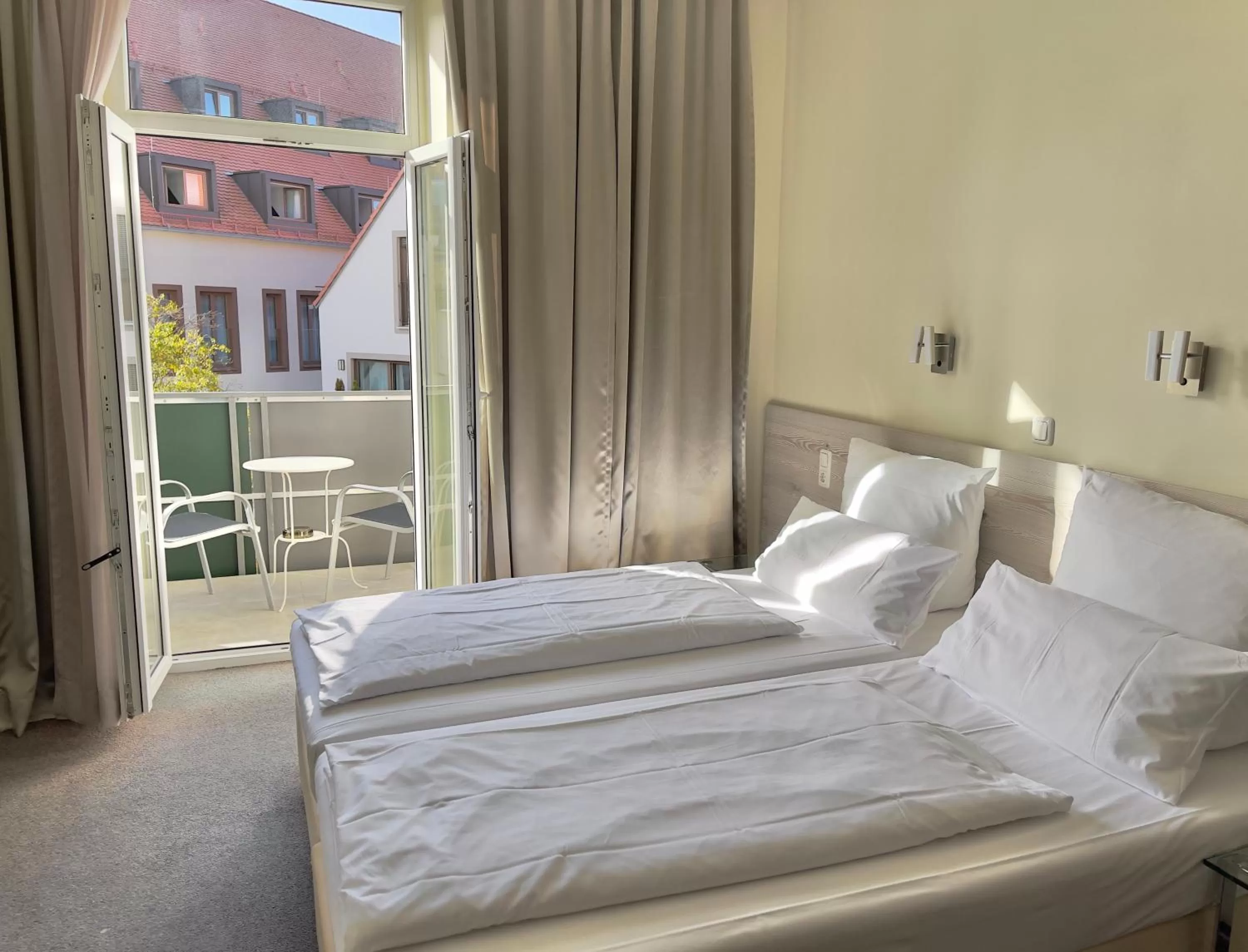 Photo of the whole room, Bed in Hotel Central