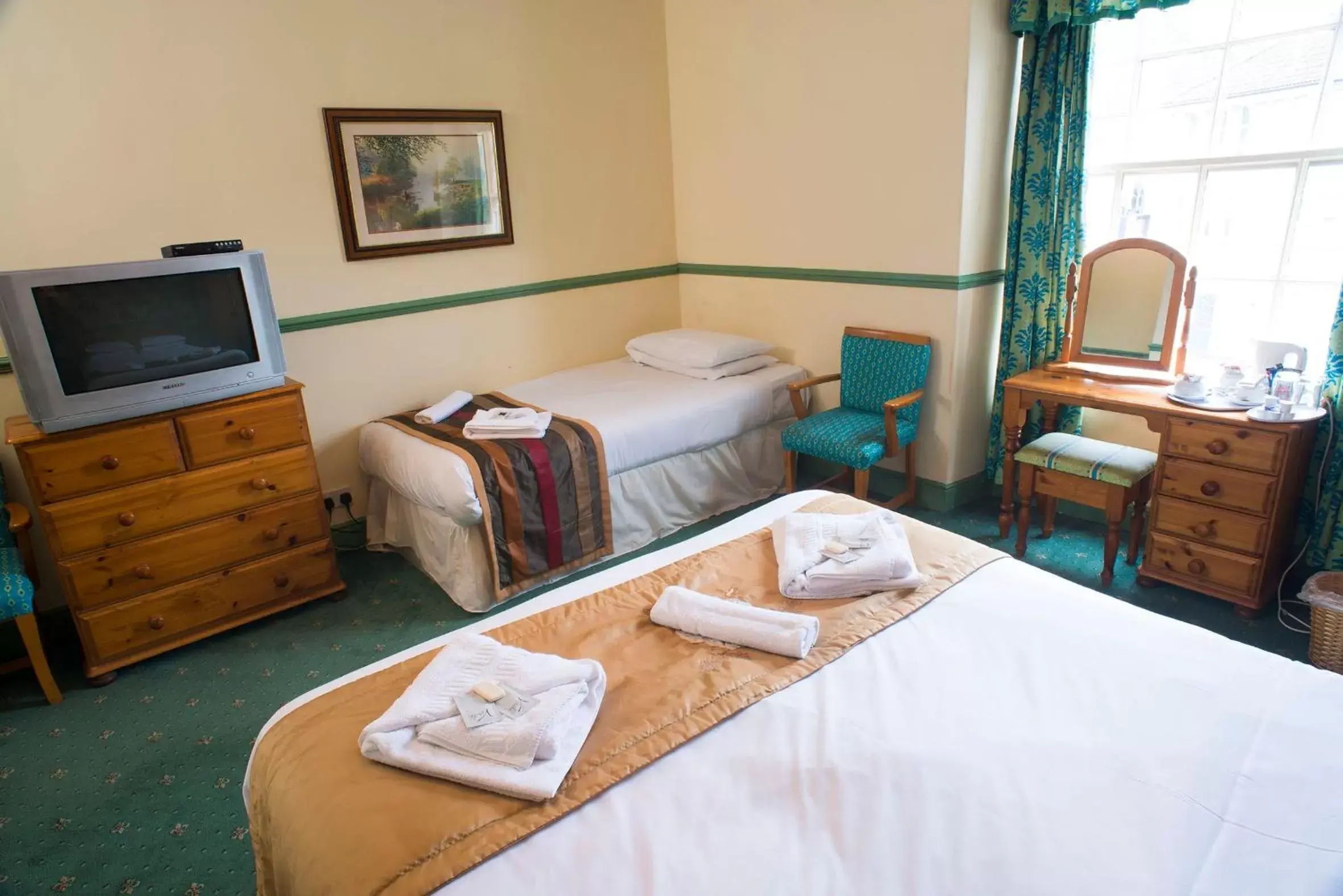 Family Room with Bath in Radstock Hotel near Bath