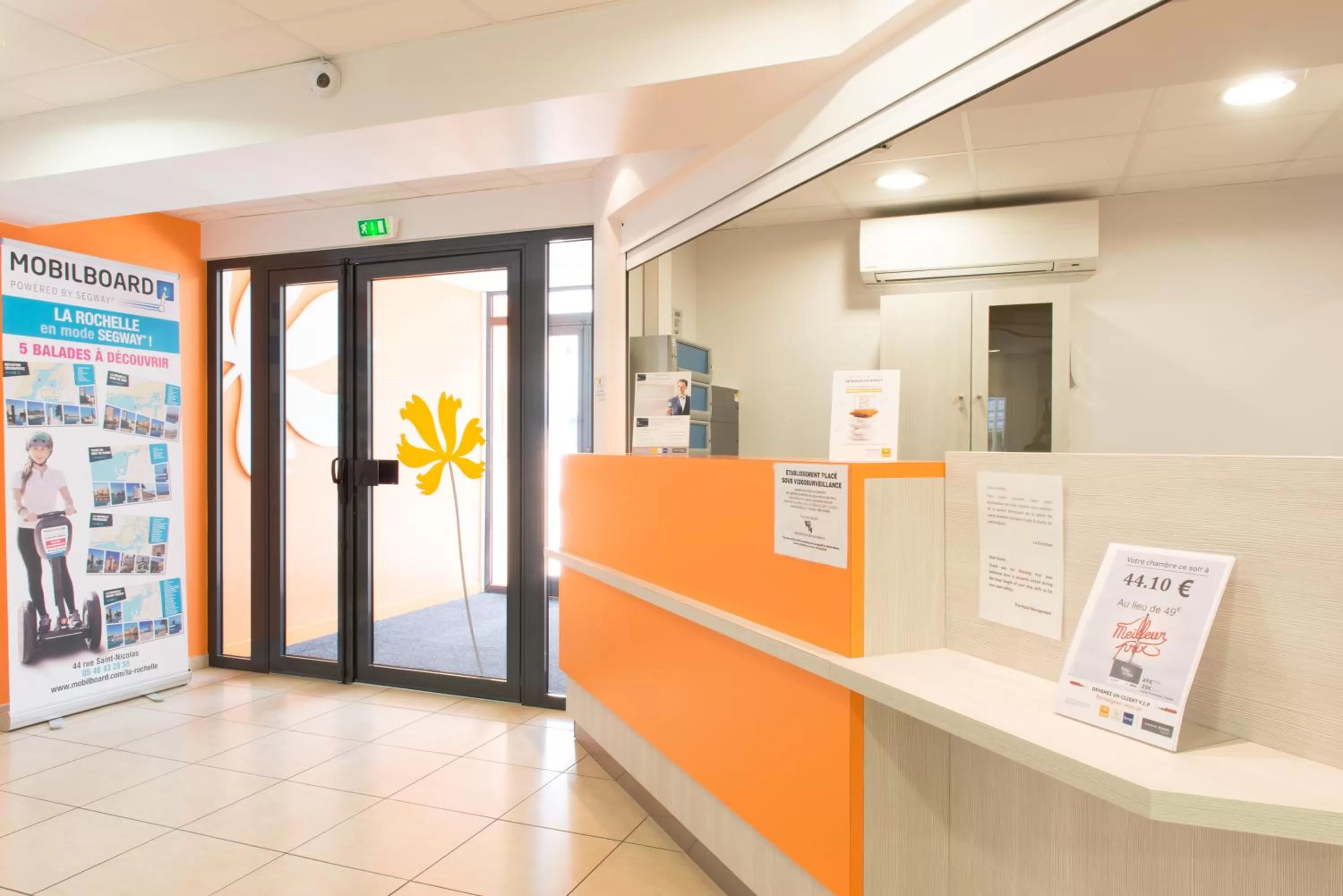 Lobby or reception in Hôtel Eco La Rochelle Centre les Minimes