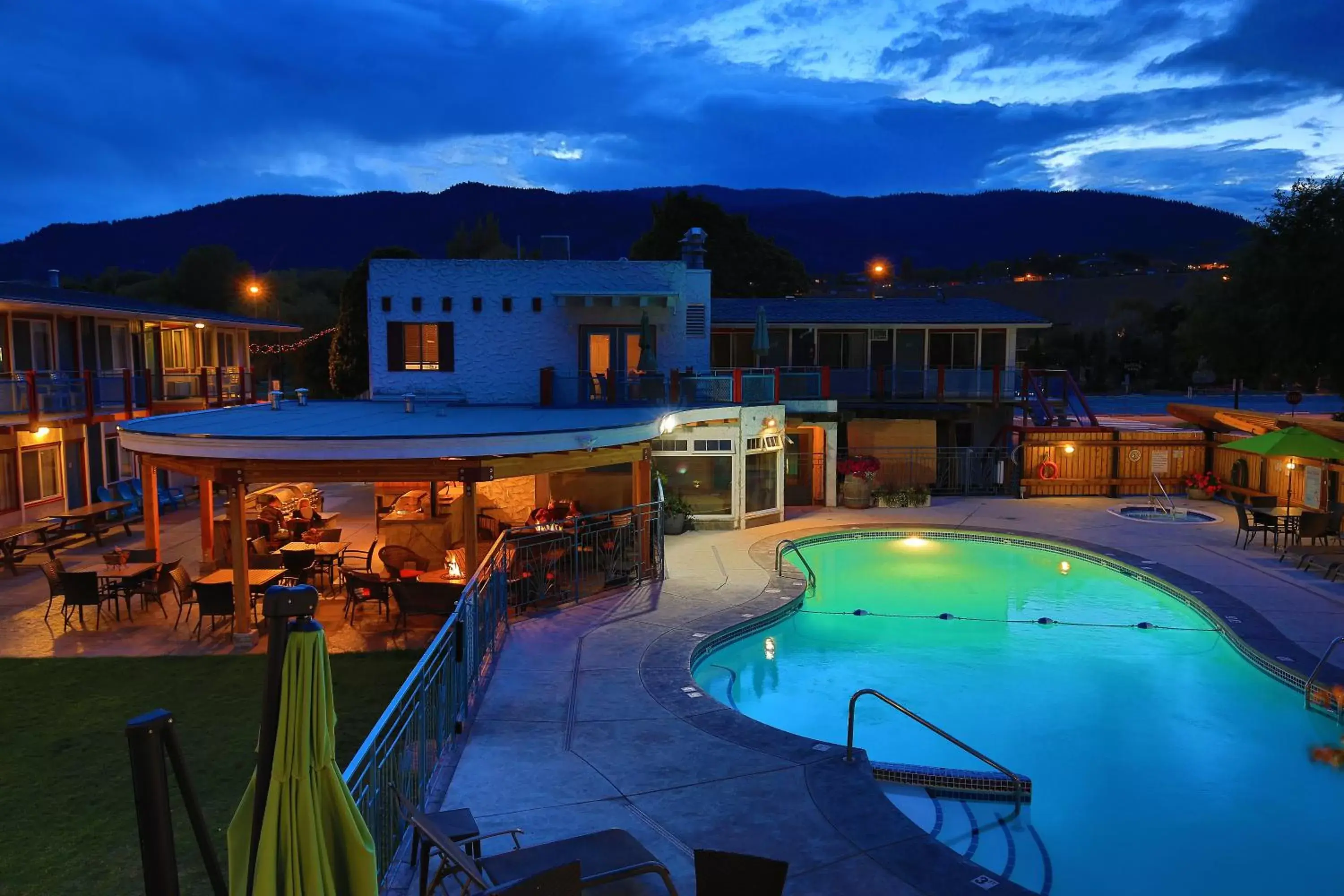 Hot Tub, Swimming Pool in Bowmont Motel