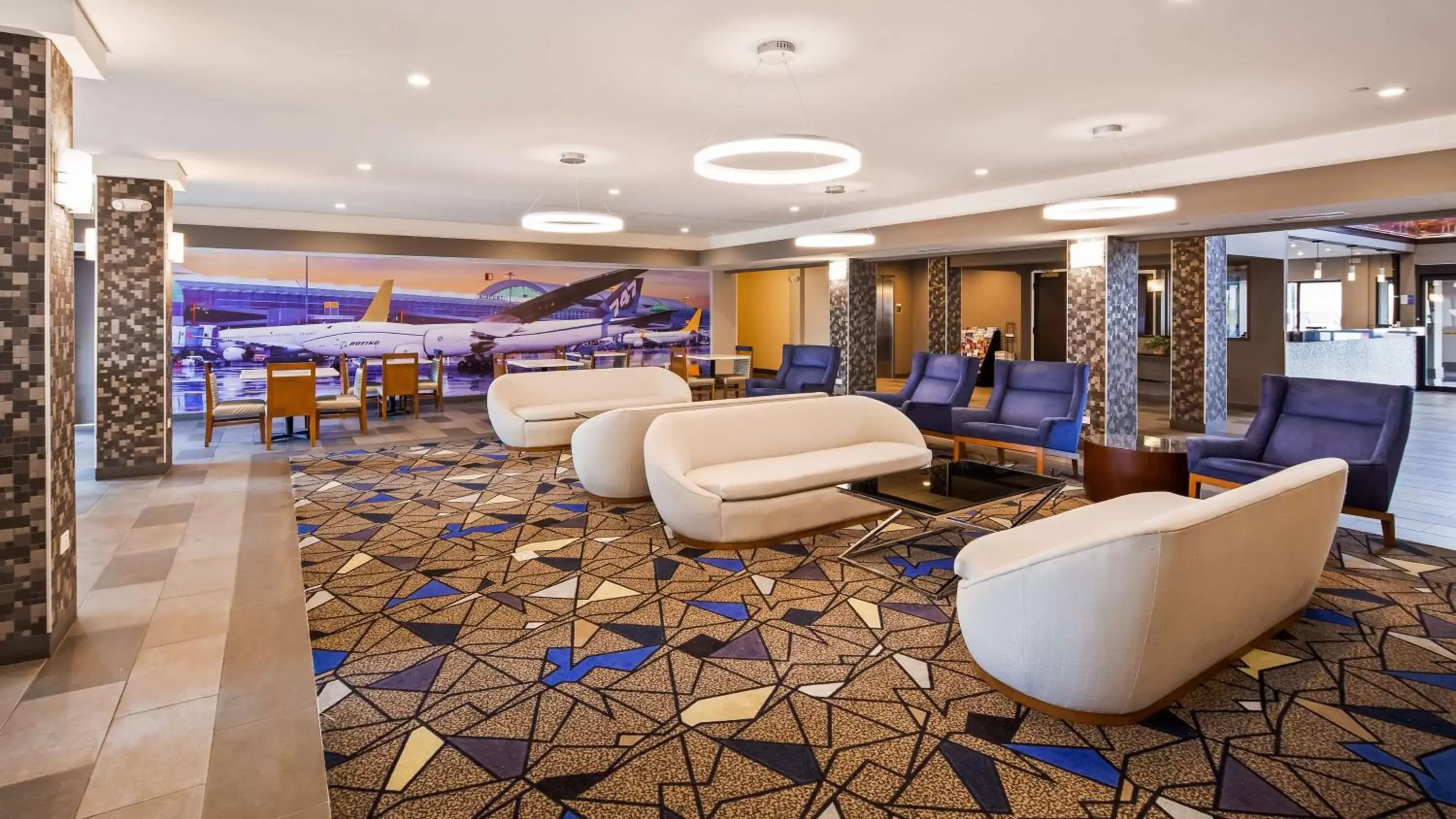 Lobby or reception, Lounge/Bar in Best Western Inn & Suites - Midway Airport