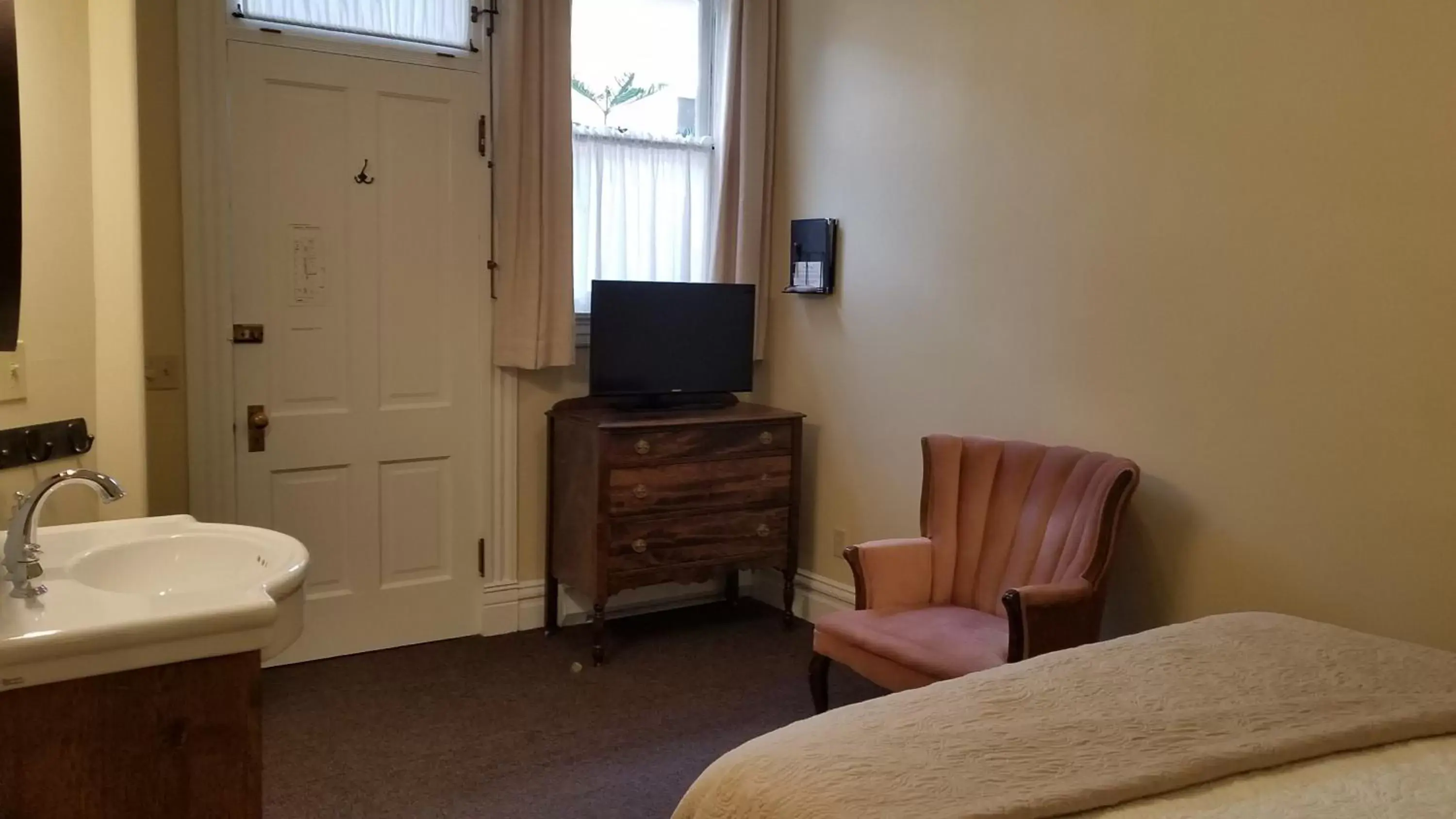 Bedroom, TV/Entertainment Center in Hotel Ouray - for 12 years old and over