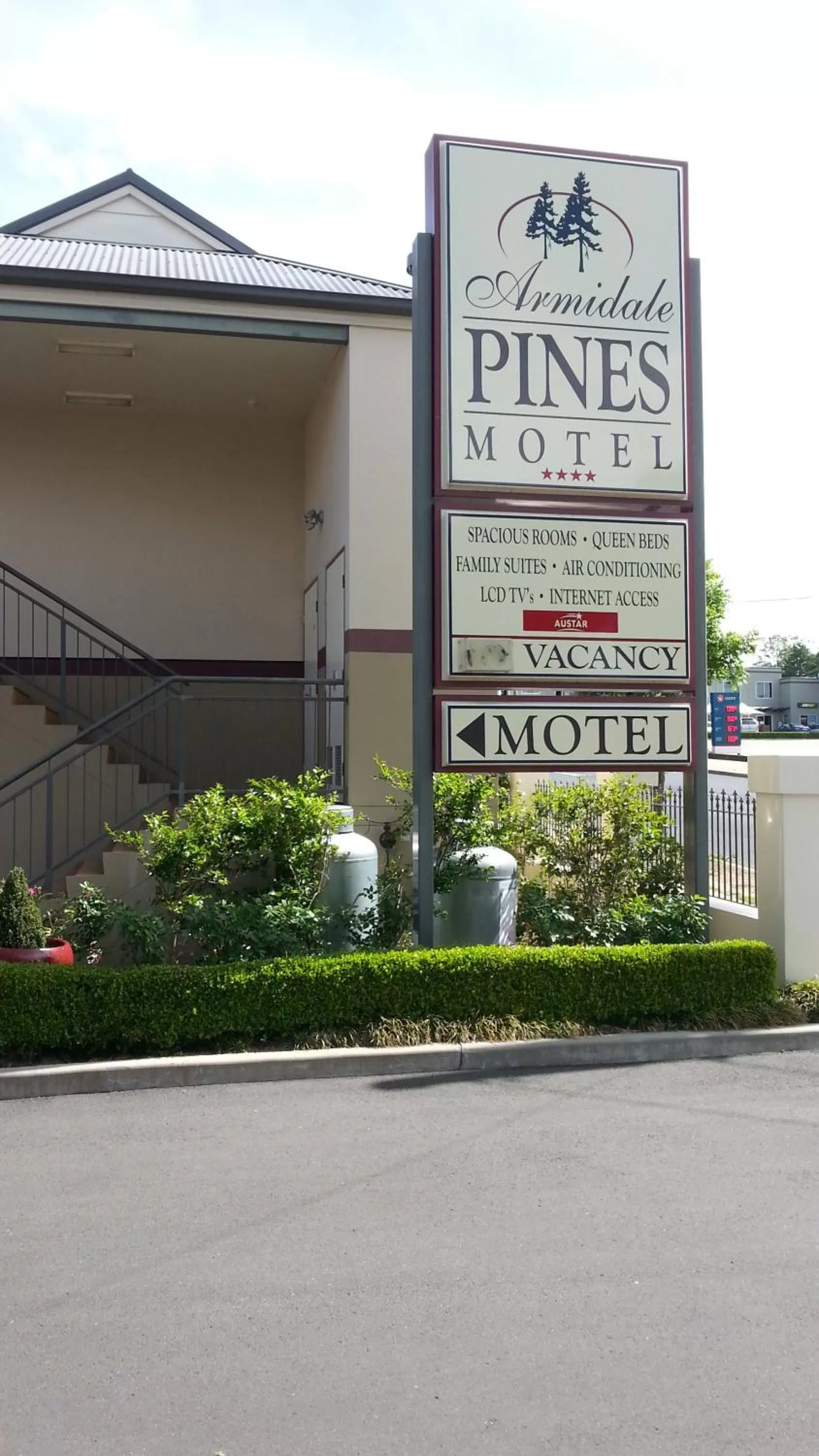 Property logo or sign in Armidale Pines Motel