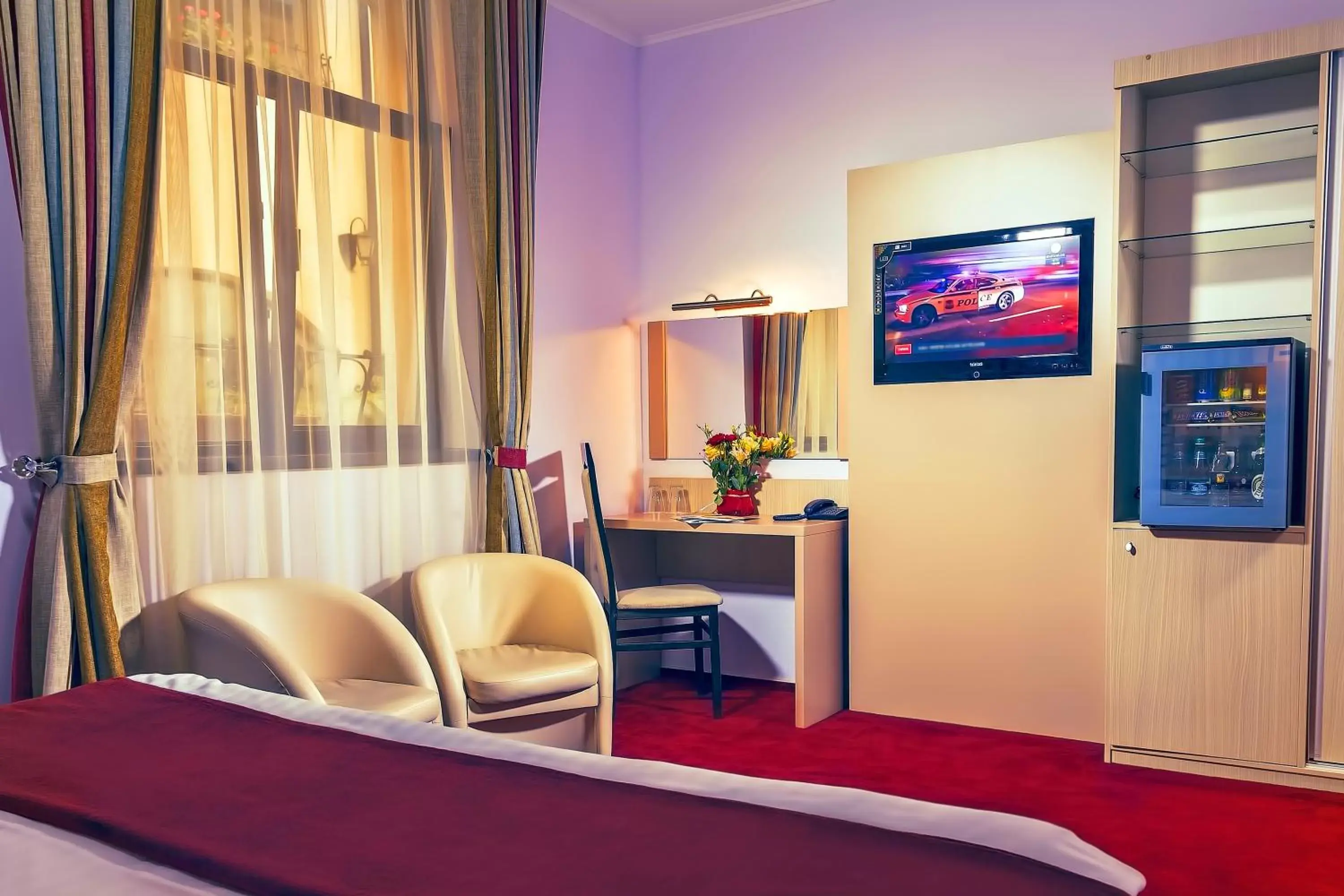 Bed, TV/Entertainment Center in Hotel Trianon