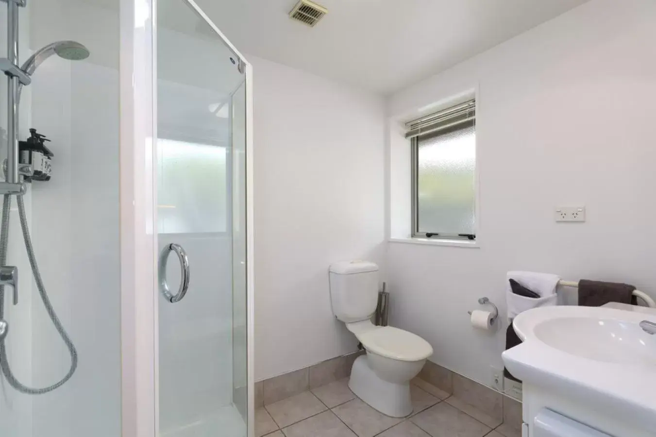 Bathroom in Chelsea Park Motor Lodge