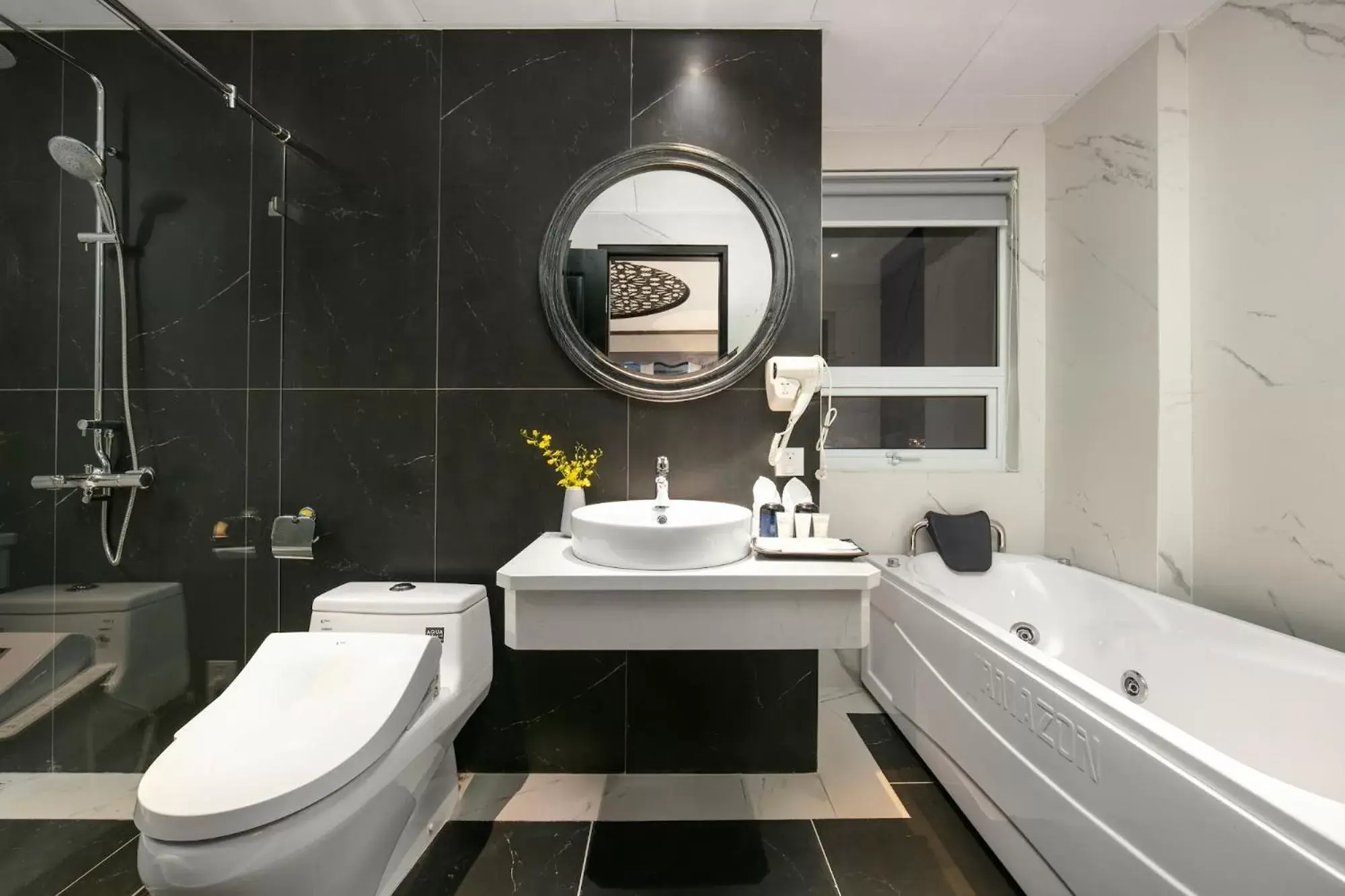 Hot Tub, Bathroom in Shining Central Hotel & Spa