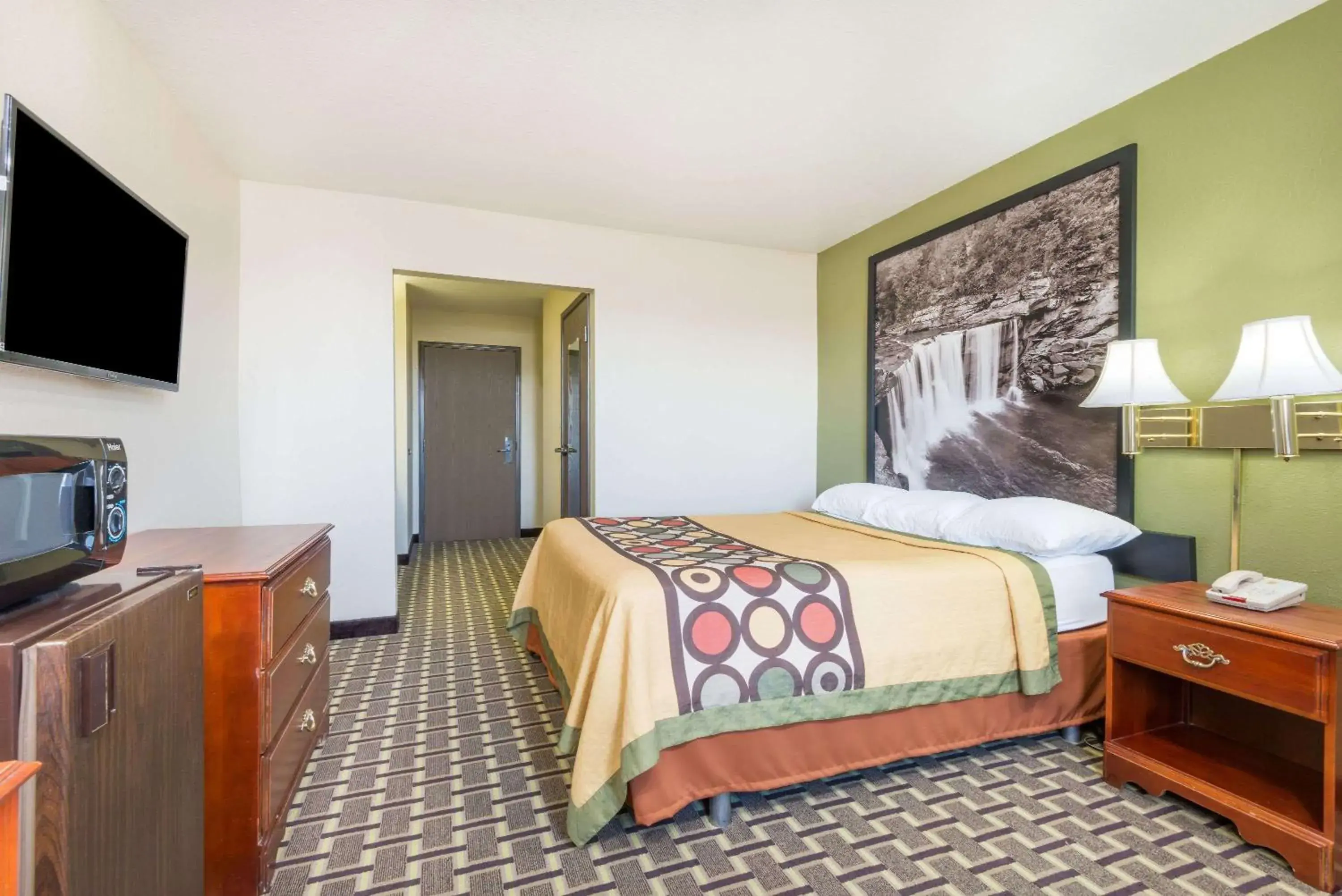 Photo of the whole room, Bed in Super 8 by Wyndham Madison/Hanover Area
