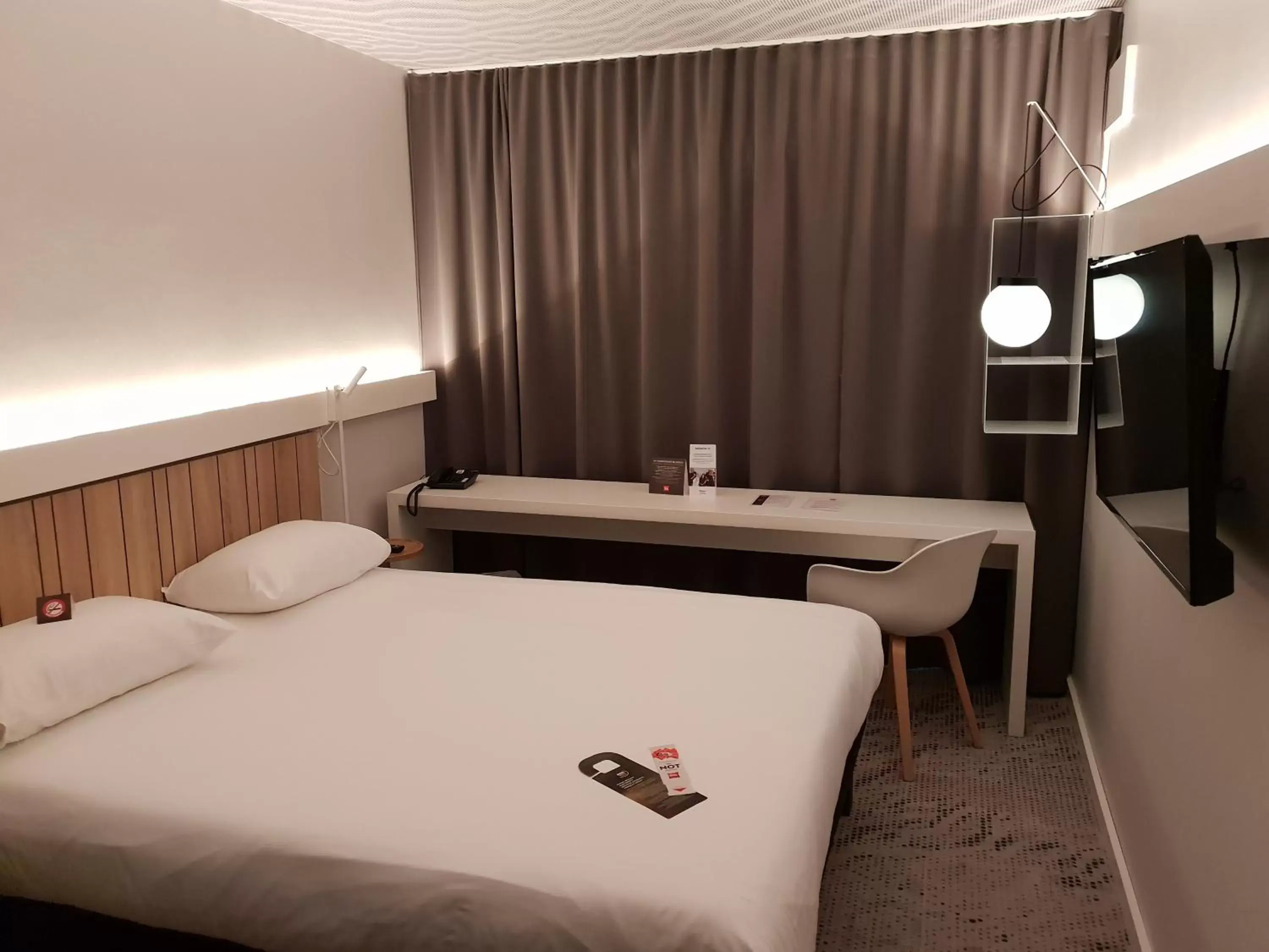 Bed in Ibis Luxembourg Airport