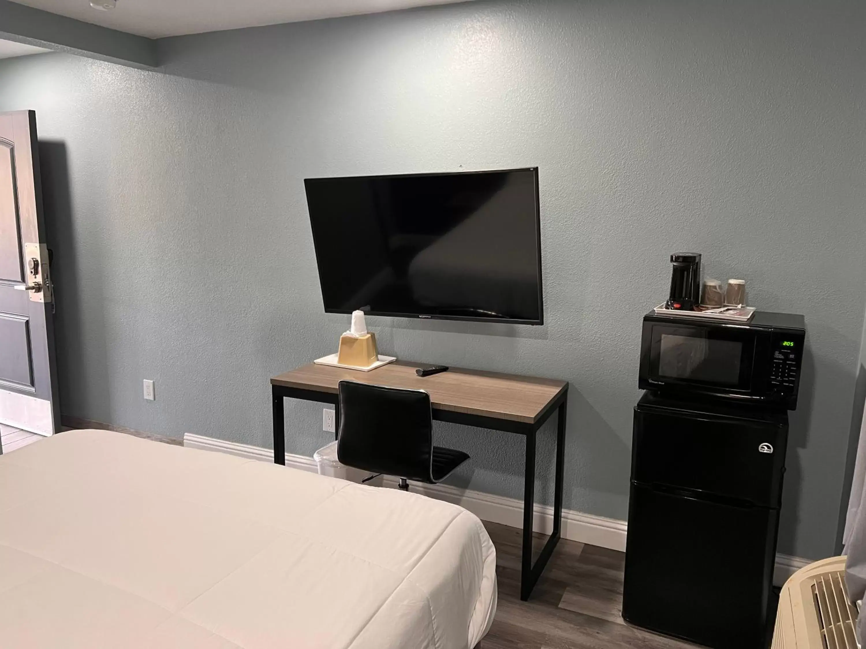 Bed, TV/Entertainment Center in Surf City Inn & Suites