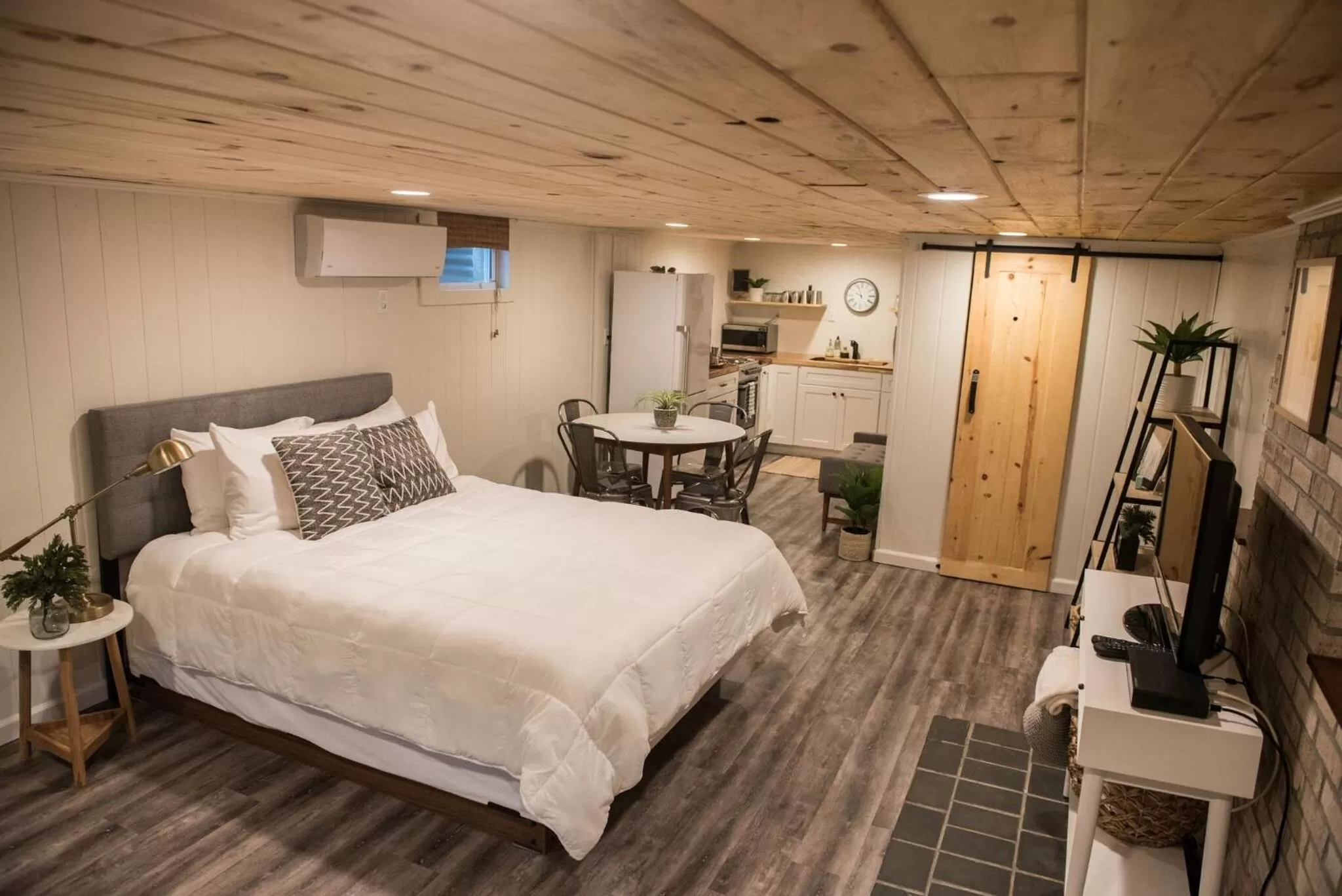 Photo of the whole room, Bed in The Carriage House at Strasburg