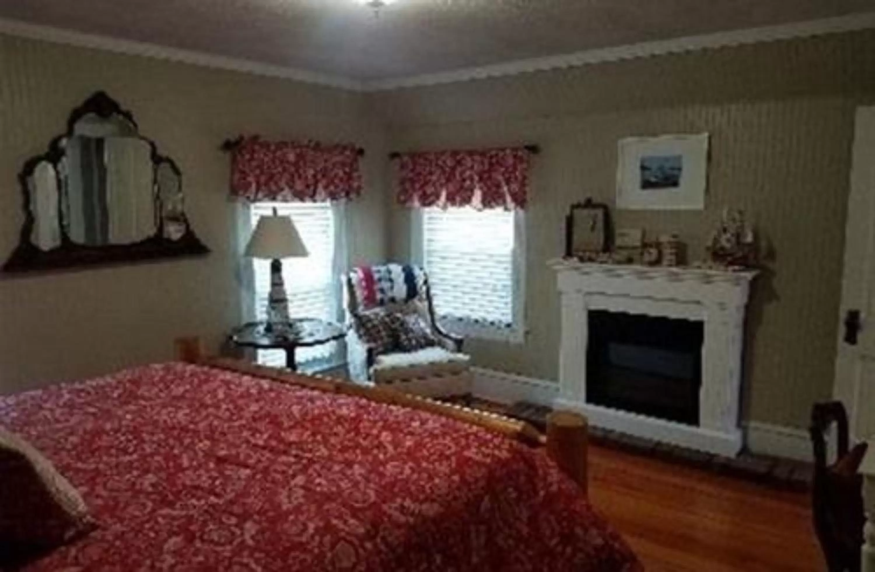 Bedroom, TV/Entertainment Center in Dragonfly Bed and Breakfast