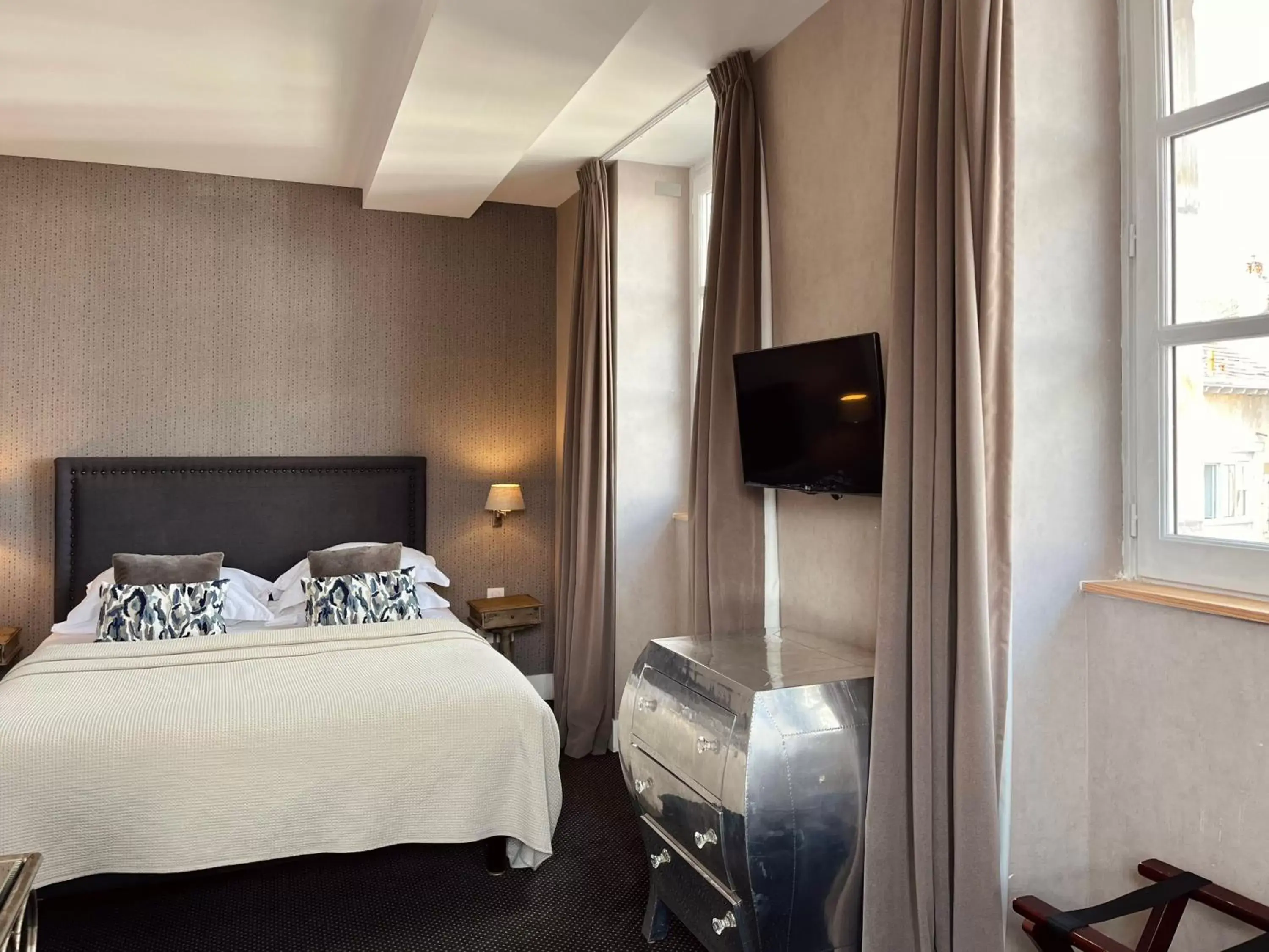 Bedroom, Bed in Hôtel des Basses Pyrénées - Bayonne