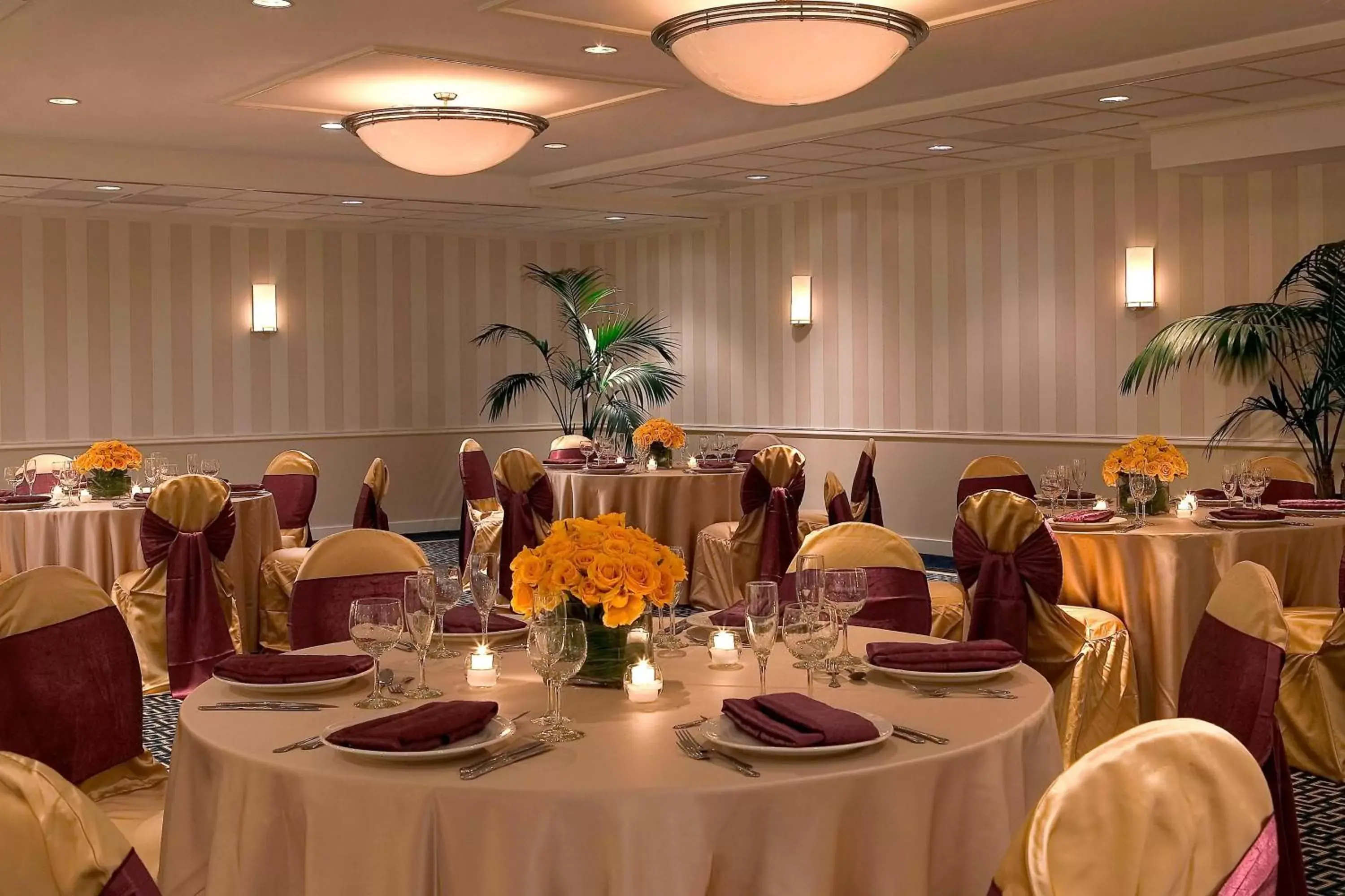 Meeting/conference room, Restaurant/Places to Eat in Four Points by Sheraton Wakefield Boston Hotel & Conference Center