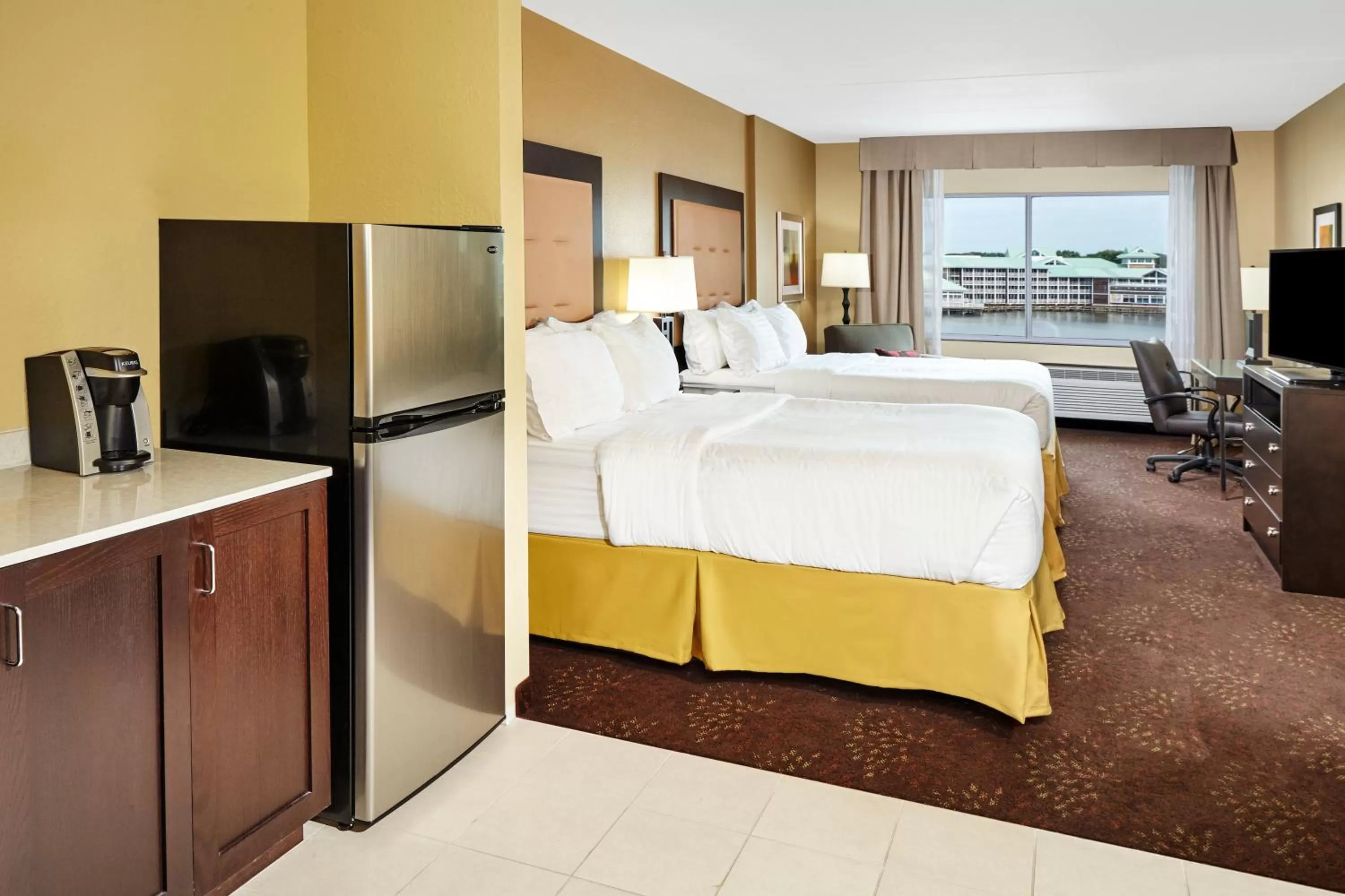 Photo of the whole room, Bed in Holiday Inn Express & Suites Sandusky by IHG