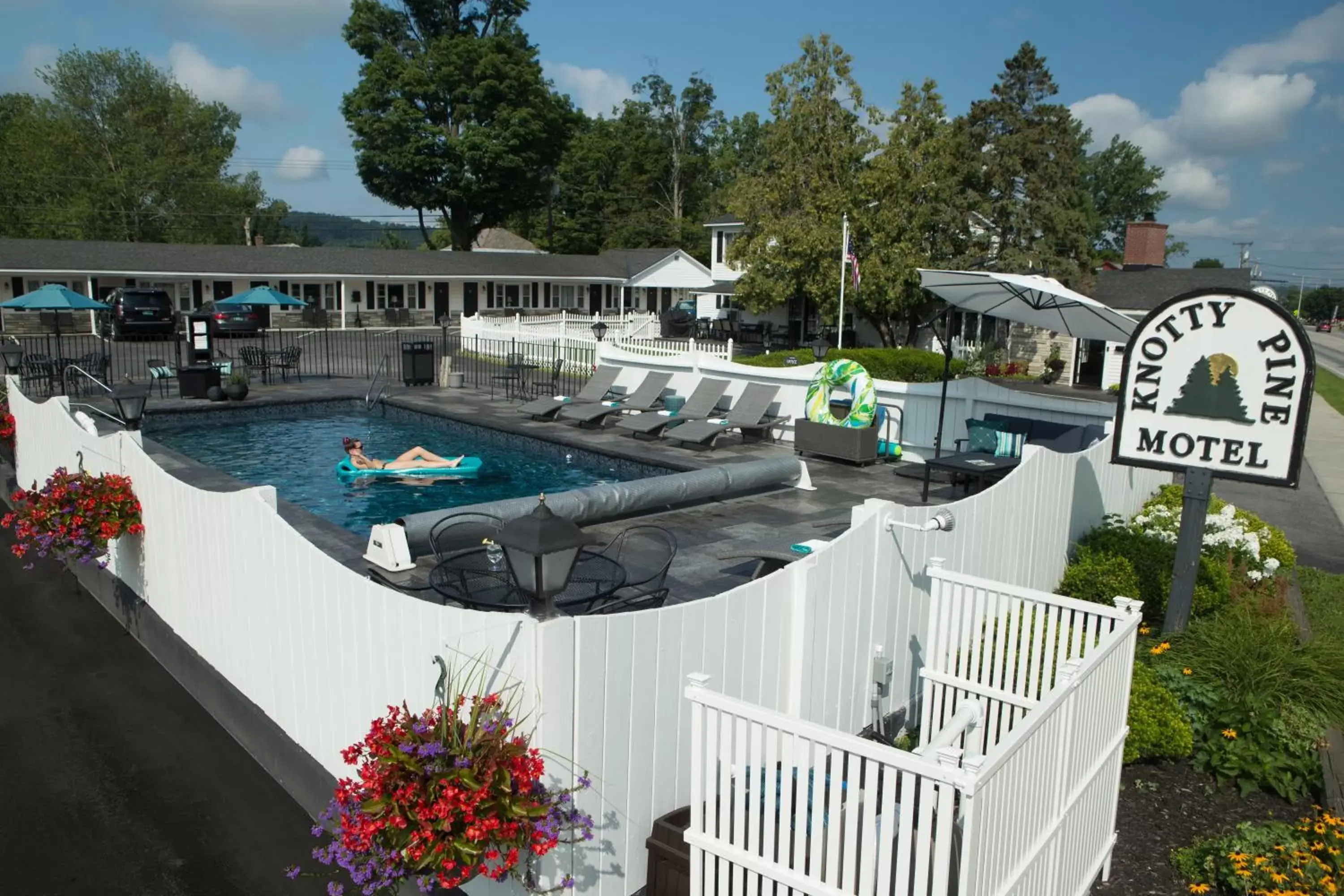 Swimming pool, Pool View in Knotty Pine Motel
