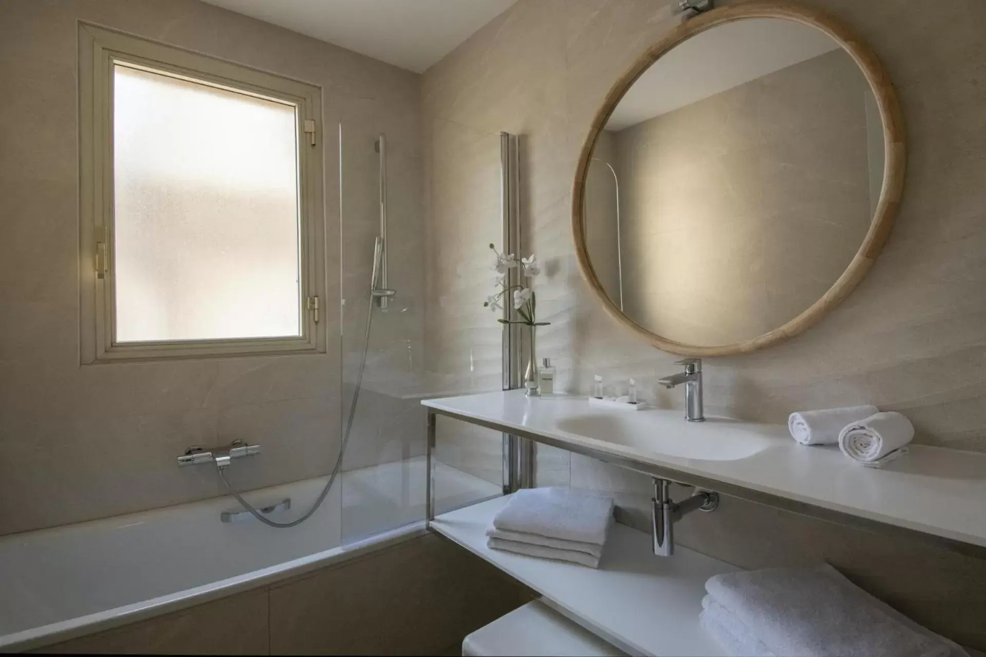 Bedroom, Bathroom in Hotel Chambord