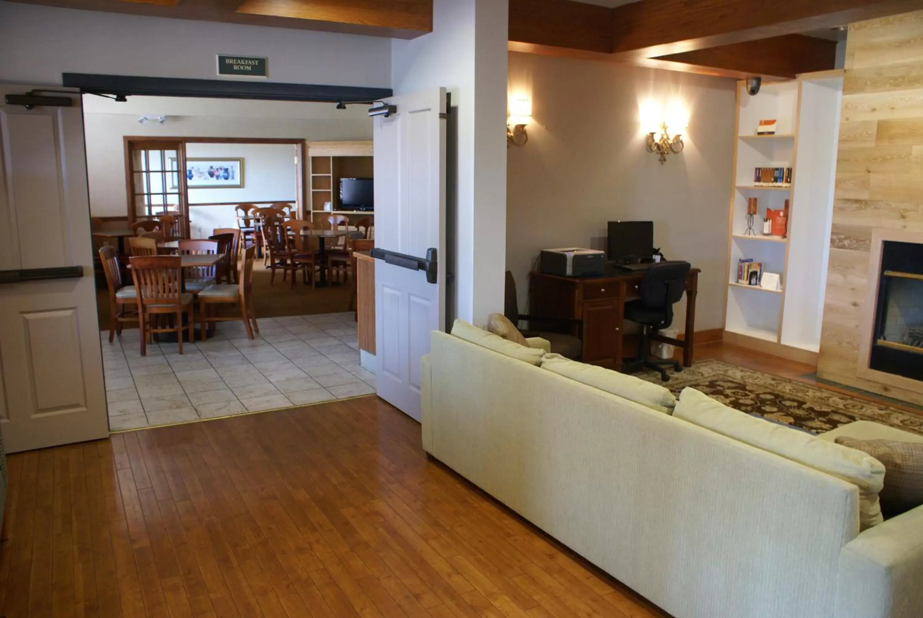 Lobby or reception, Restaurant/Places to Eat in Country Inn & Suites by Radisson, Lansing, MI